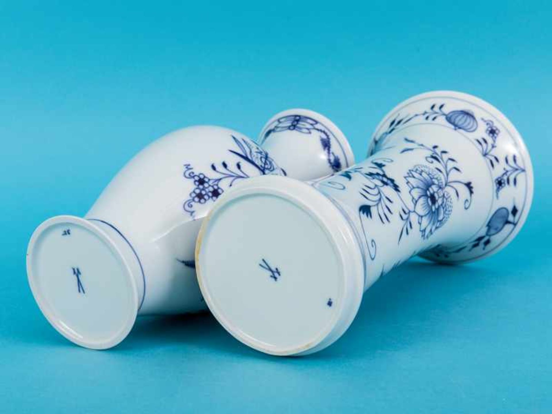 2 verschiedene Vasen, "Zwiebelmuster", Meissen, 20. Jh. Weißporzellan mit unter Glasur blauer " - Bild 3 aus 7