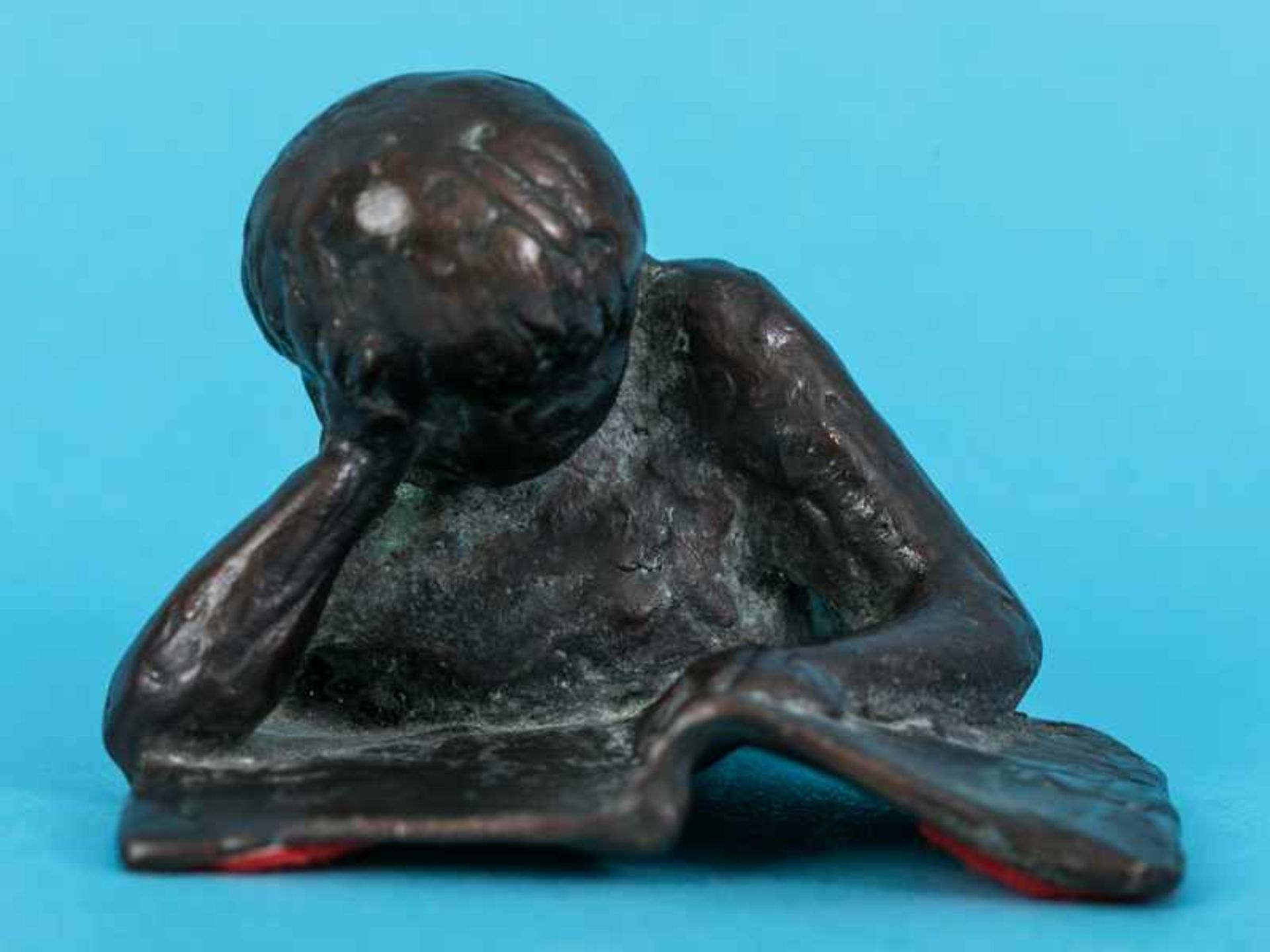 Kleinplastik "Lesendes Mädchen mit Buch", 2. Hälfte 20. Jh. Bronze, dunkelbraunfarbig patiniert; ein