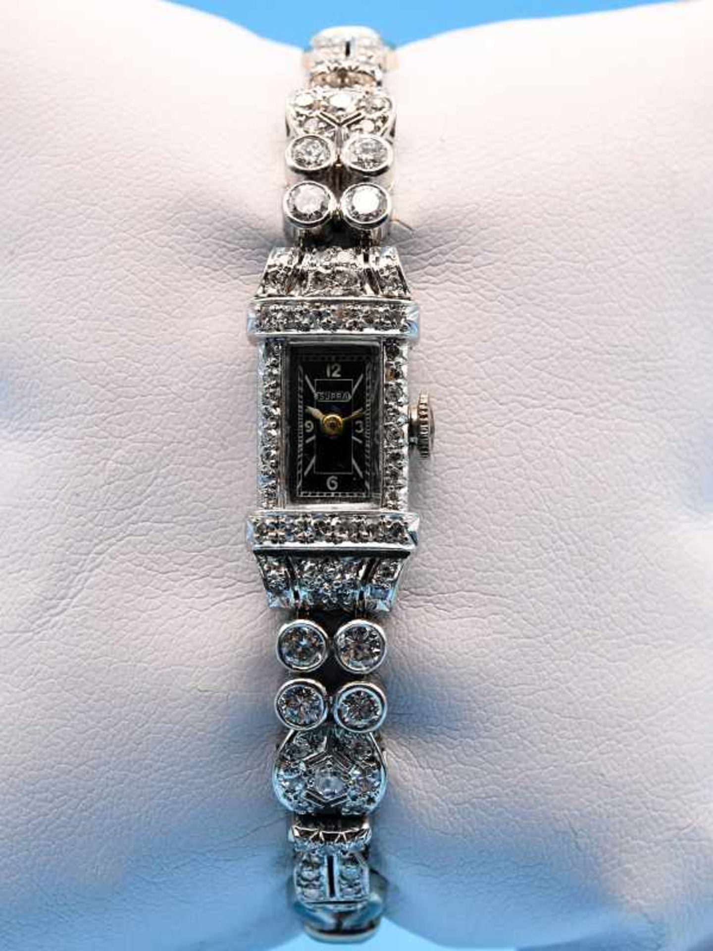 Damenarmbanduhr mit reichhaltigem Diamantbesatz, zusammen ca. 1,55 ct, bezeichnet Suppa, Art Deco