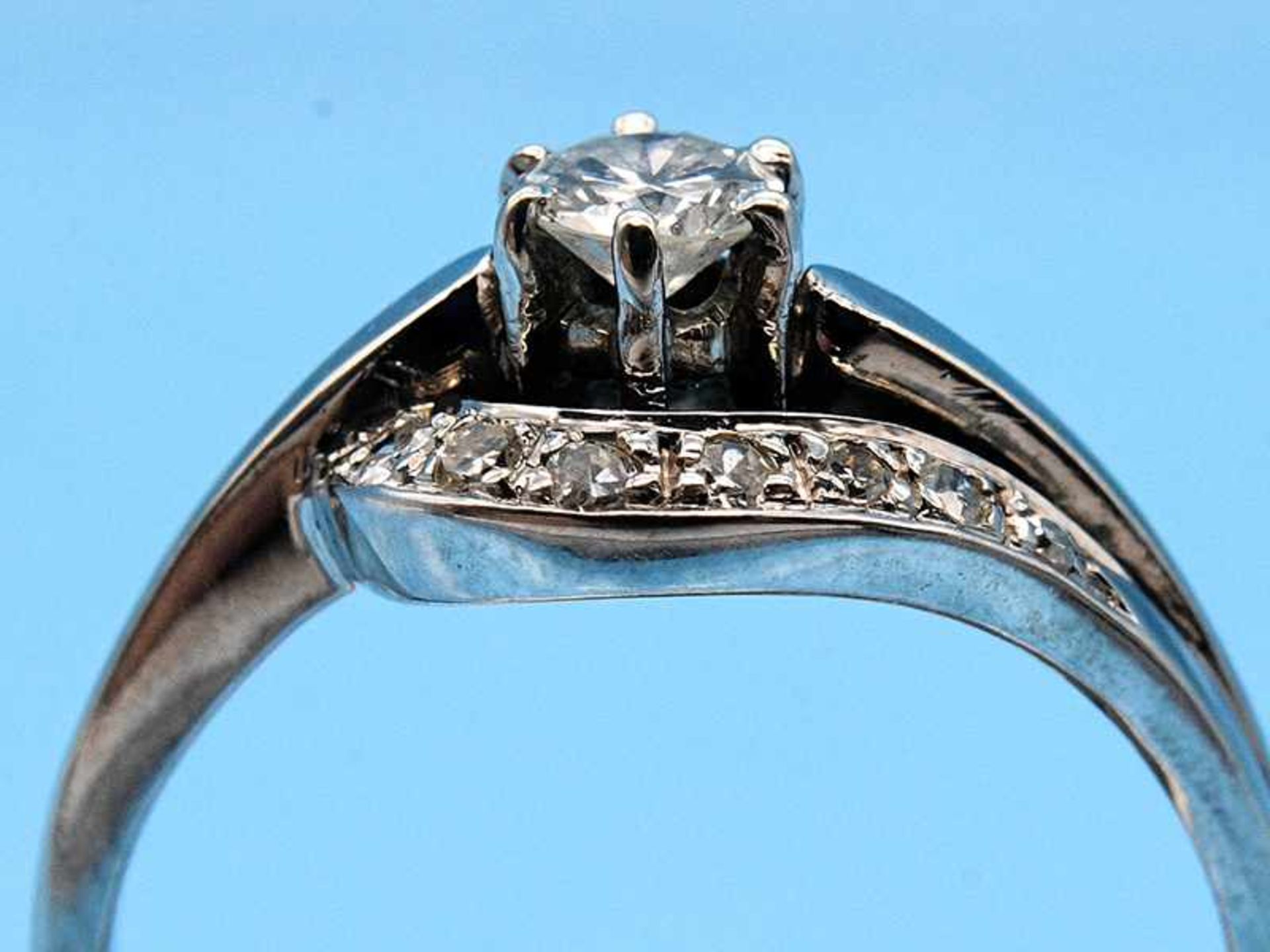 Ring mit Brillant und 14 Achtkant-Diamanten, zusammen ca. 0,4 ct, 70- er Jahre 585/- Weißgold. - Image 3 of 5