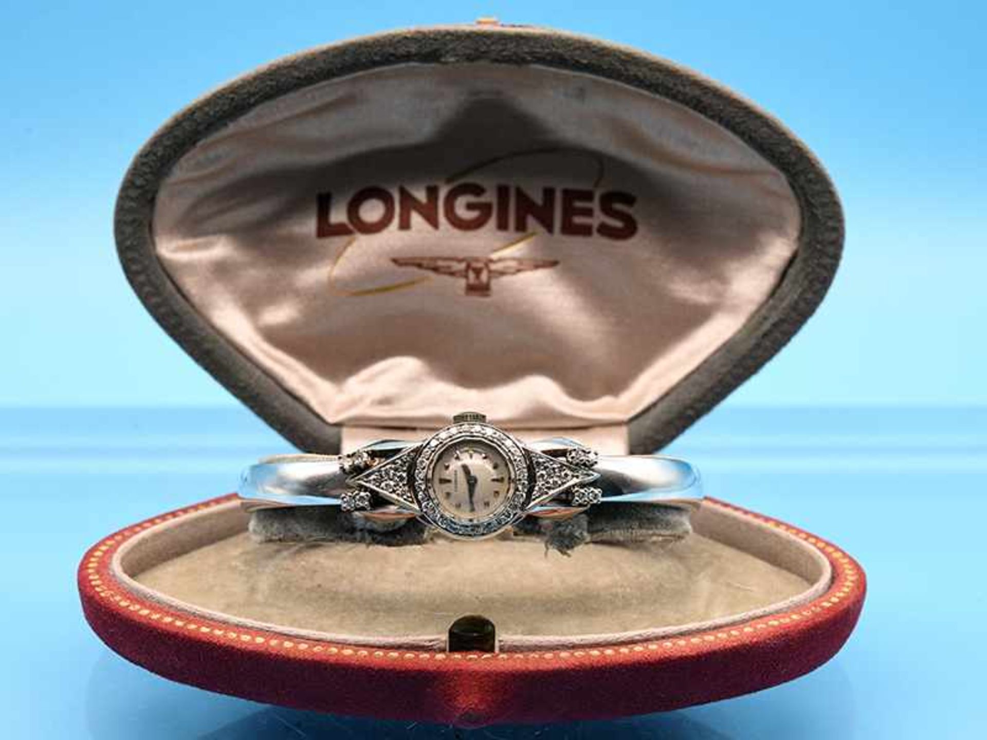 Spangenuhr mit Diamanten, zusammen ca. 0,5 ct, bezeichnet Longines, Mitte 20. Jh. 750/- Weißgold.