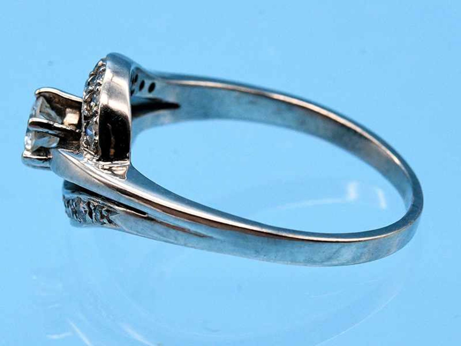 Ring mit Brillant und 14 Achtkant-Diamanten, zusammen ca. 0,4 ct, 70- er Jahre 585/- Weißgold. - Bild 4 aus 5