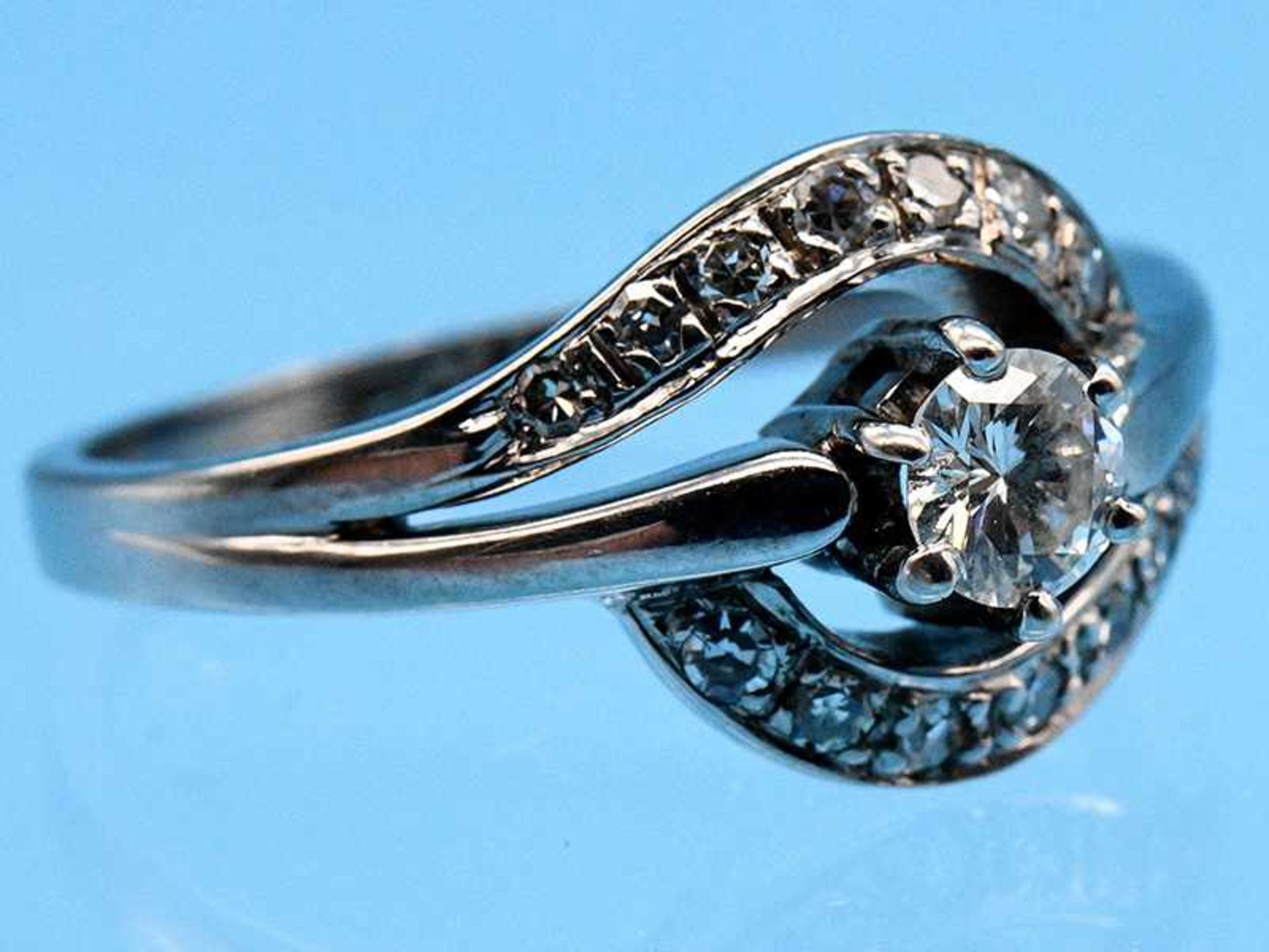 Ring mit Brillant und 14 Achtkant-Diamanten, zusammen ca. 0,4 ct, 70- er Jahre 585/- Weißgold. - Bild 2 aus 5