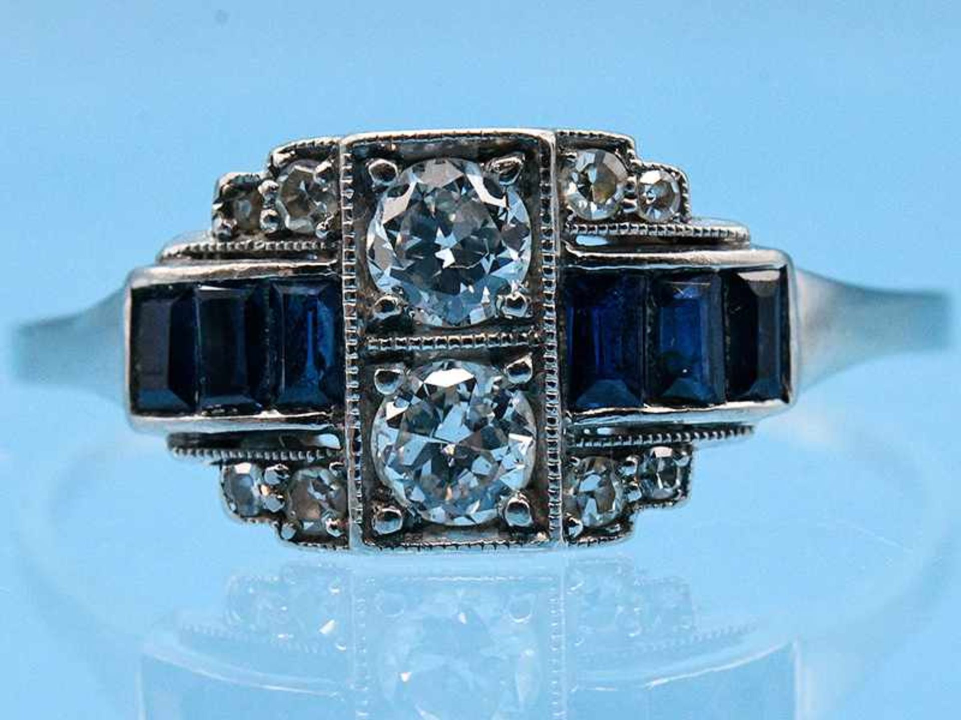 Ring mit Saphir-Carrées, Achtkant-Diamant und Altschliff-Diamanten, zusammen ca. 0,46 ct, Art Deco