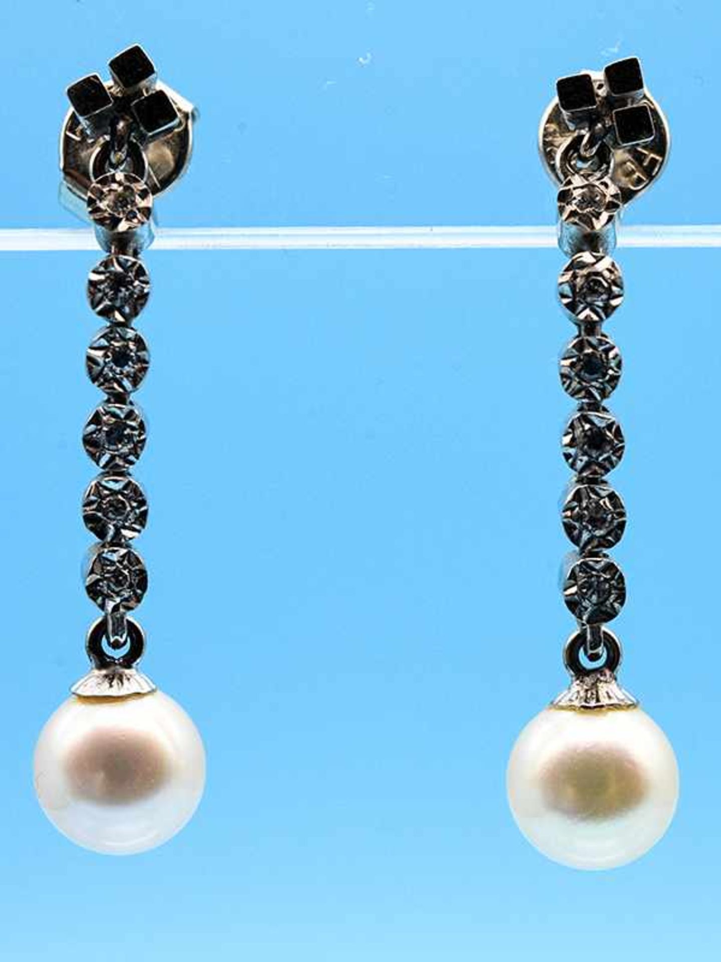 Paar Ohrgehänge mit Akoja-Perlen und 12 kleinen Brillanten, zusammen ca. 0,06 ct, 80- er Jahre 585/-