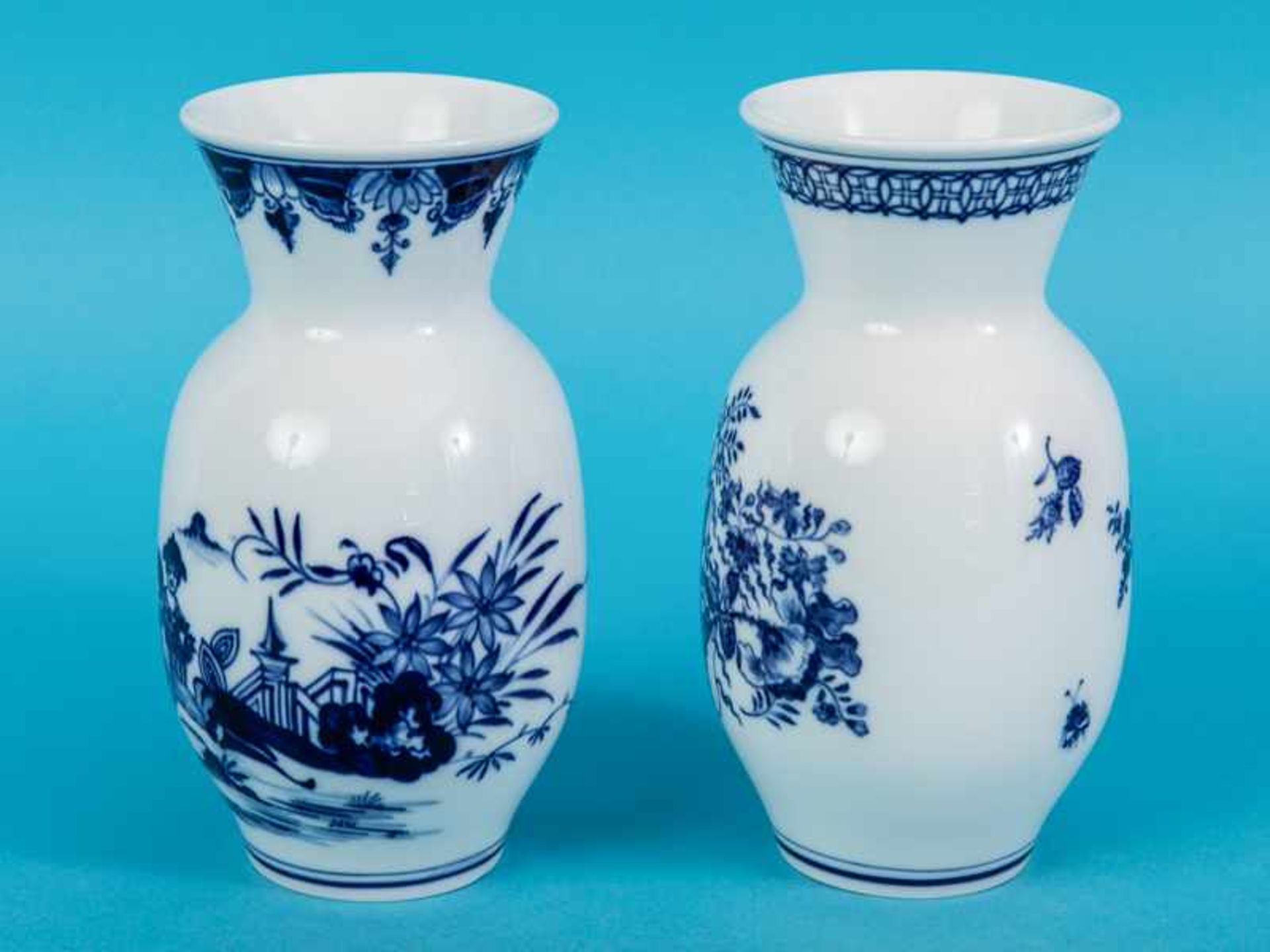 Paar Vasen mit verschiedenen Blaudekoren, Meissen, 20. Jh. Weißporzellan mit unter Glasur blauen - Image 2 of 6