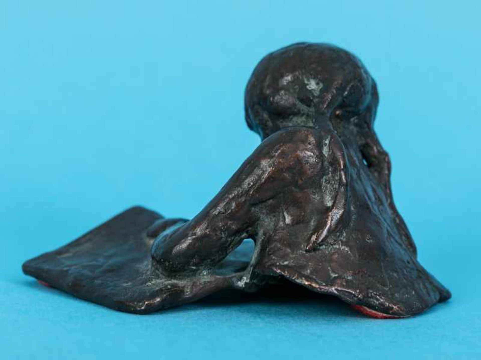 Kleinplastik "Lesendes Mädchen mit Buch", 2. Hälfte 20. Jh. Bronze, dunkelbraunfarbig patiniert; ein - Image 4 of 7