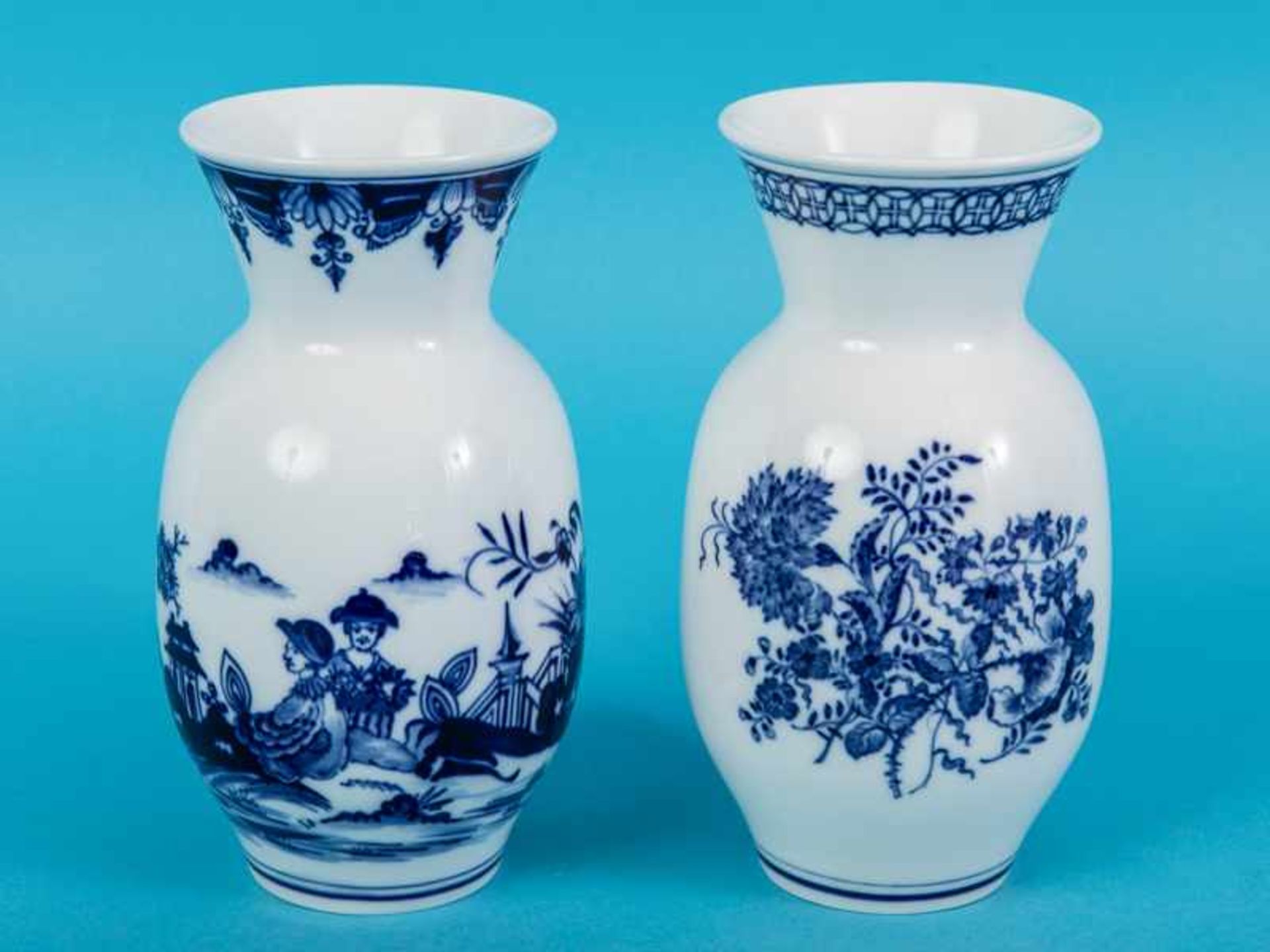 Paar Vasen mit verschiedenen Blaudekoren, Meissen, 20. Jh. Weißporzellan mit unter Glasur blauen