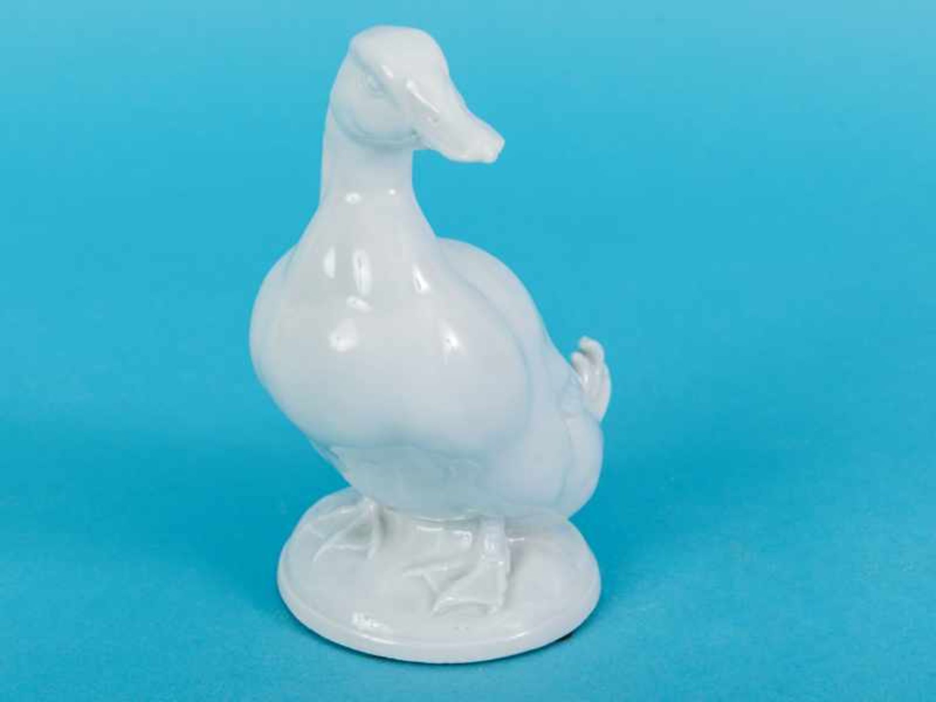 Tierfigur "Erpel", Entwurf Erich Oehme, Meissen, 1987 (2. Wahl). Weißporzellan; auf rundem gewölbten - Image 8 of 9