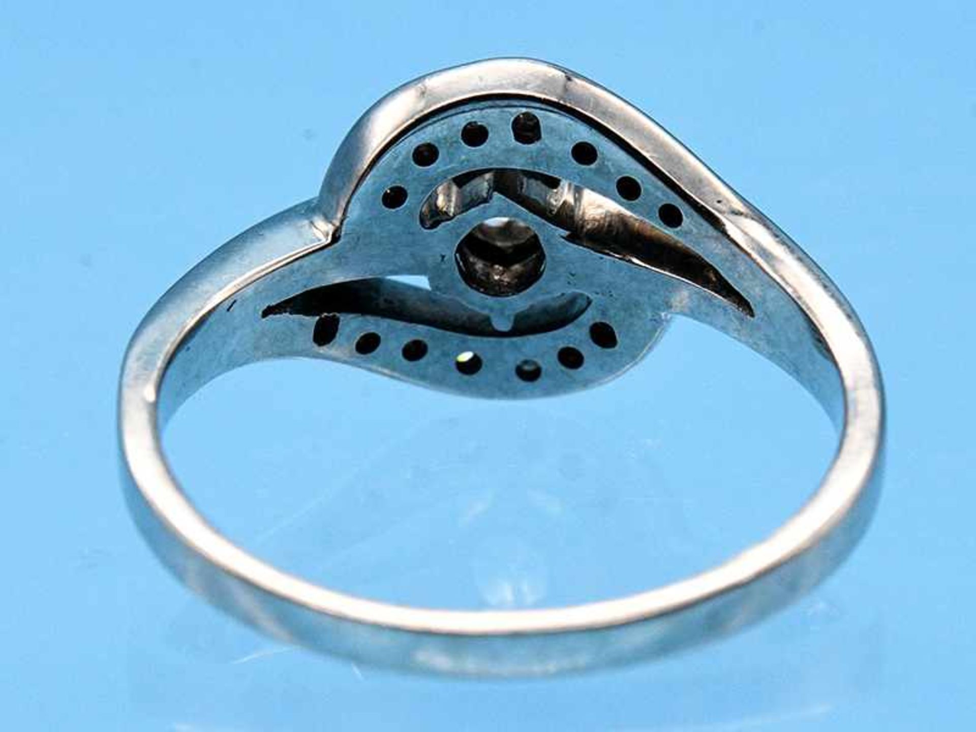 Ring mit Brillant und 14 Achtkant-Diamanten, zusammen ca. 0,4 ct, 70- er Jahre 585/- Weißgold. - Bild 5 aus 5