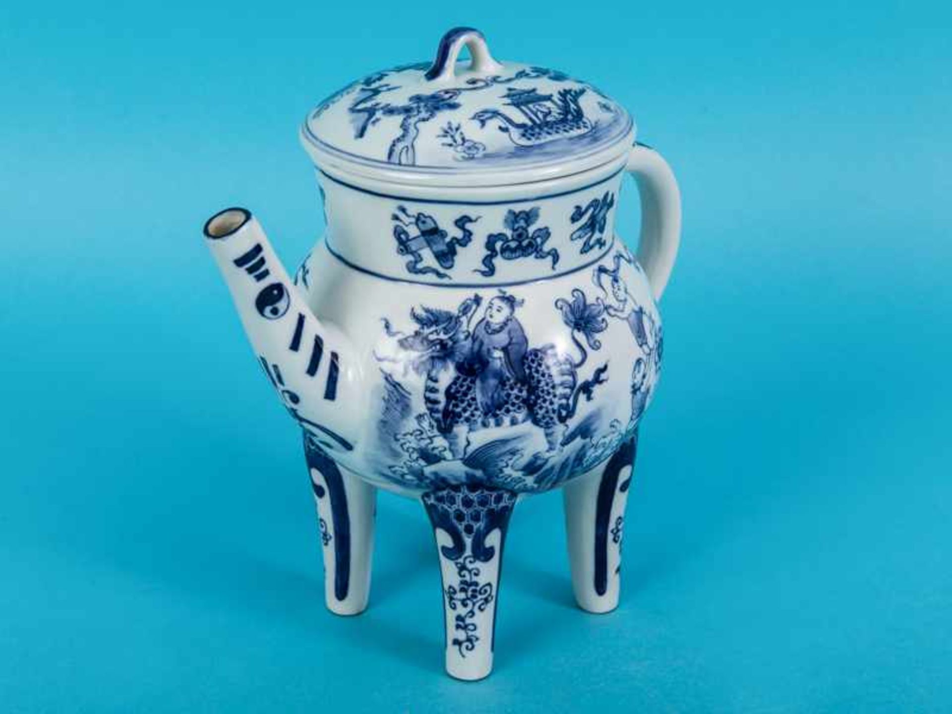 Teekanne im Qianlong-Stil, China, 20. Jh. Porzellan, matt weiß glasiert mit unter Glasur blauer - Bild 9 aus 9