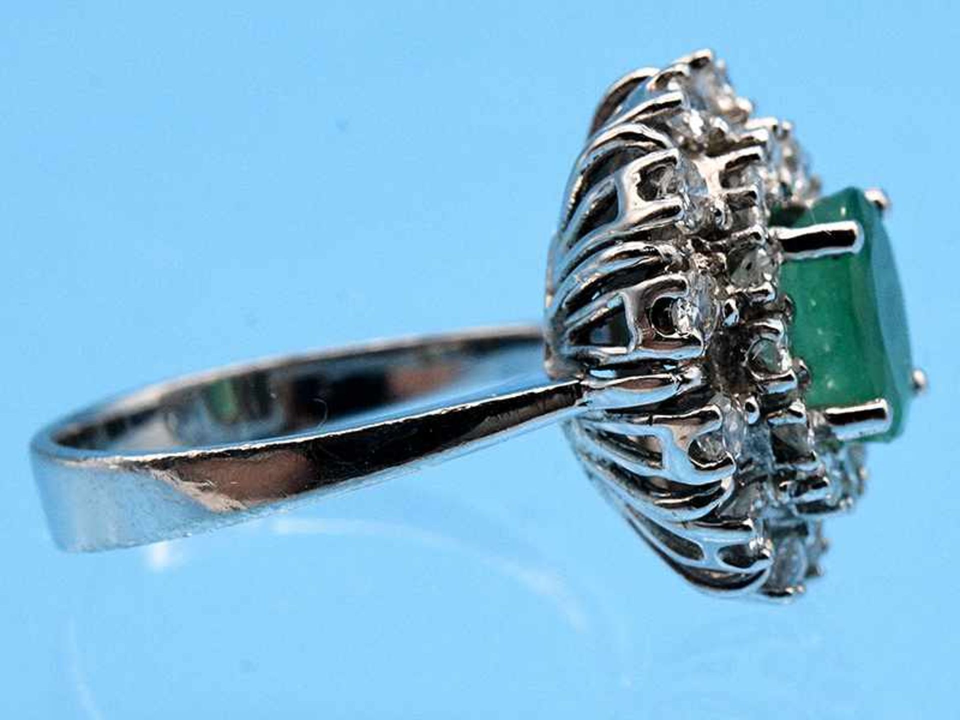 Ring mit Smaragd und 24 Brillanten, zusammen ca. 0,70 ct, 90- er Jahre 585/- Weißgold. Gesamtgewicht - Bild 3 aus 4