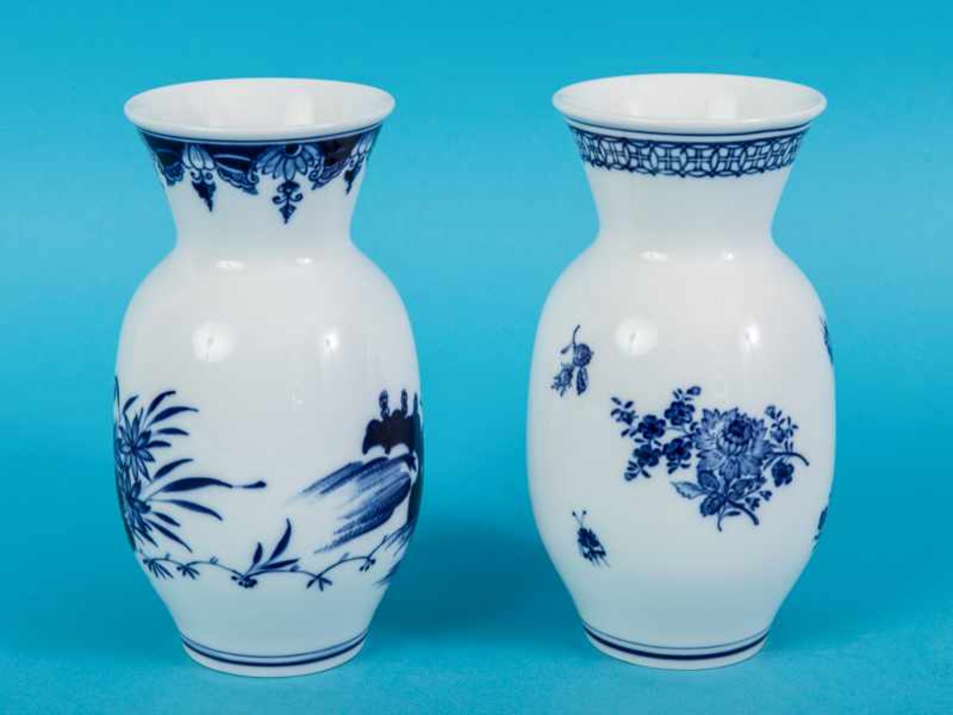 Paar Vasen mit verschiedenen Blaudekoren, Meissen, 20. Jh. Weißporzellan mit unter Glasur blauen - Image 5 of 6