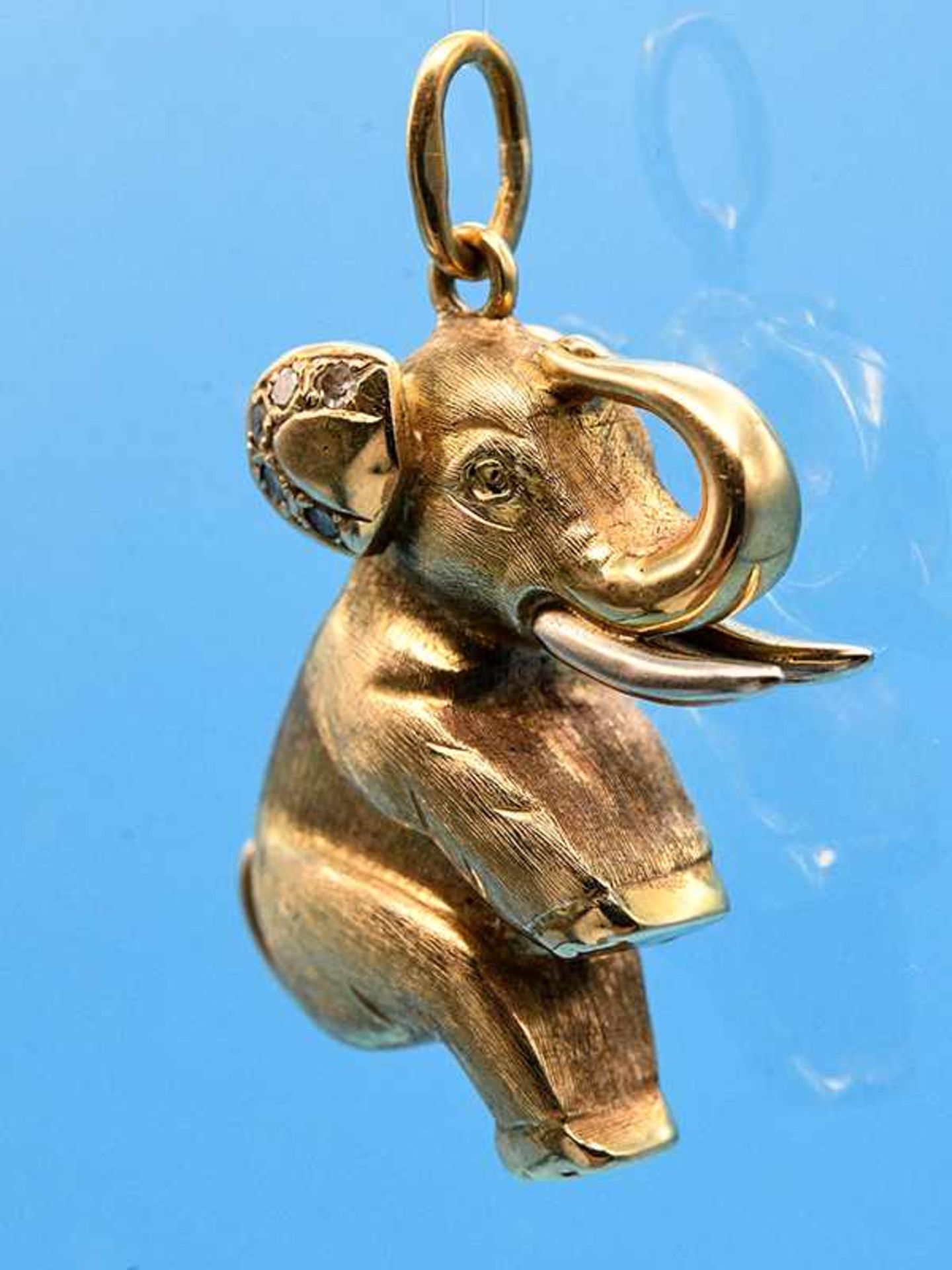 Anhänger "Elefant" mit 10 kleinen Diamanten ca. 0,05 ct, 80- er Jahre 585/- Gelbgold. - Bild 2 aus 2