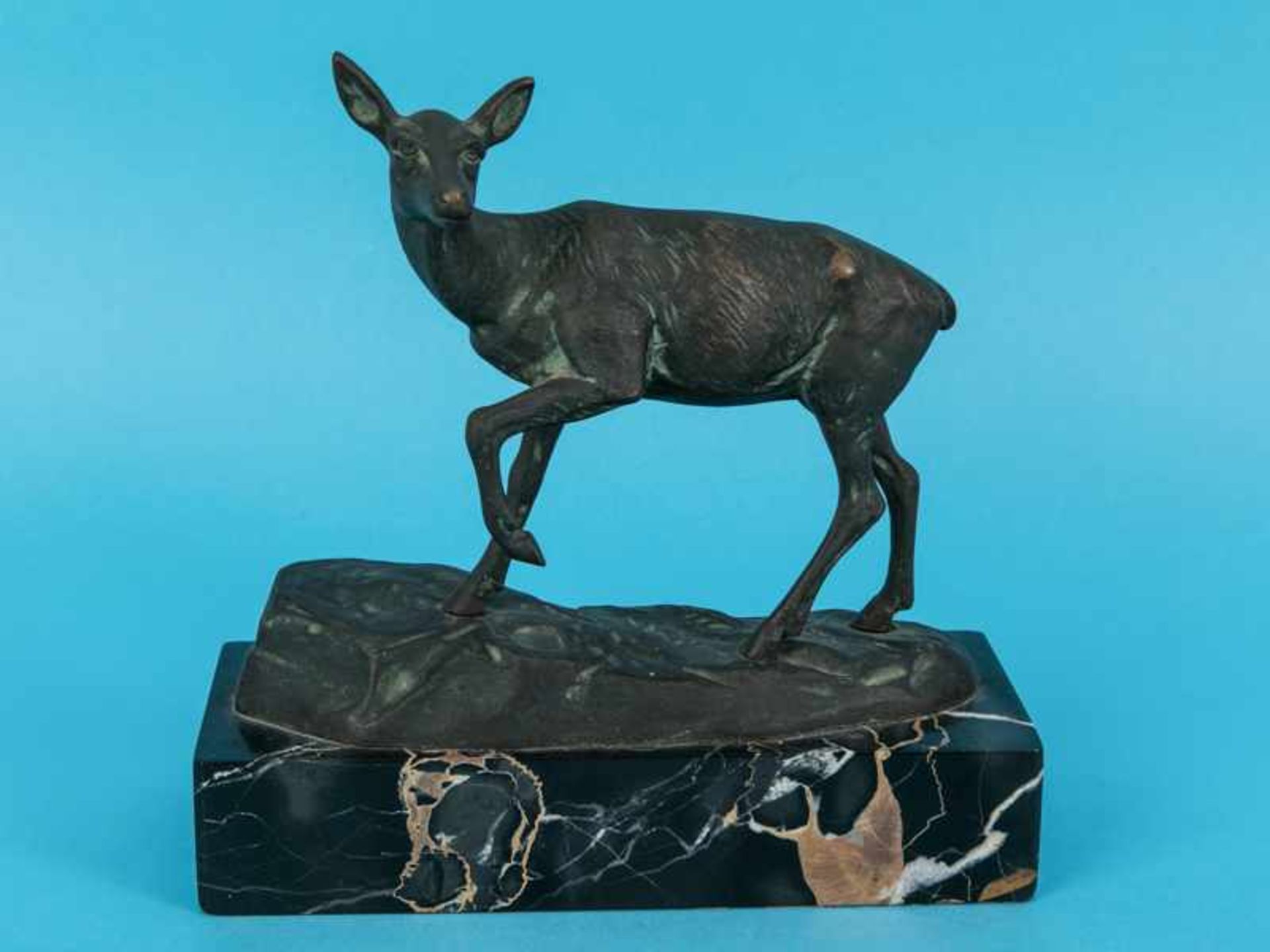 Poertzel, Otto (1976 - 1963) Bronzefigur "Reh" oder "Hirschkuh" auf rechteckigen Marmorsockel - Bild 3 aus 9