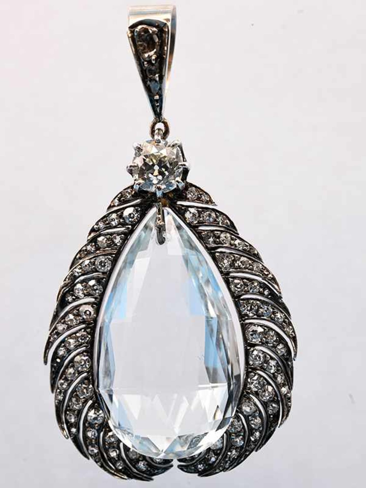 Prunkvoller Anhänger mit Aquamarin ca. 18 ct und Diamanten, zusammen ca. 1,3 ct, um 1900 585/ - Bild 2 aus 5