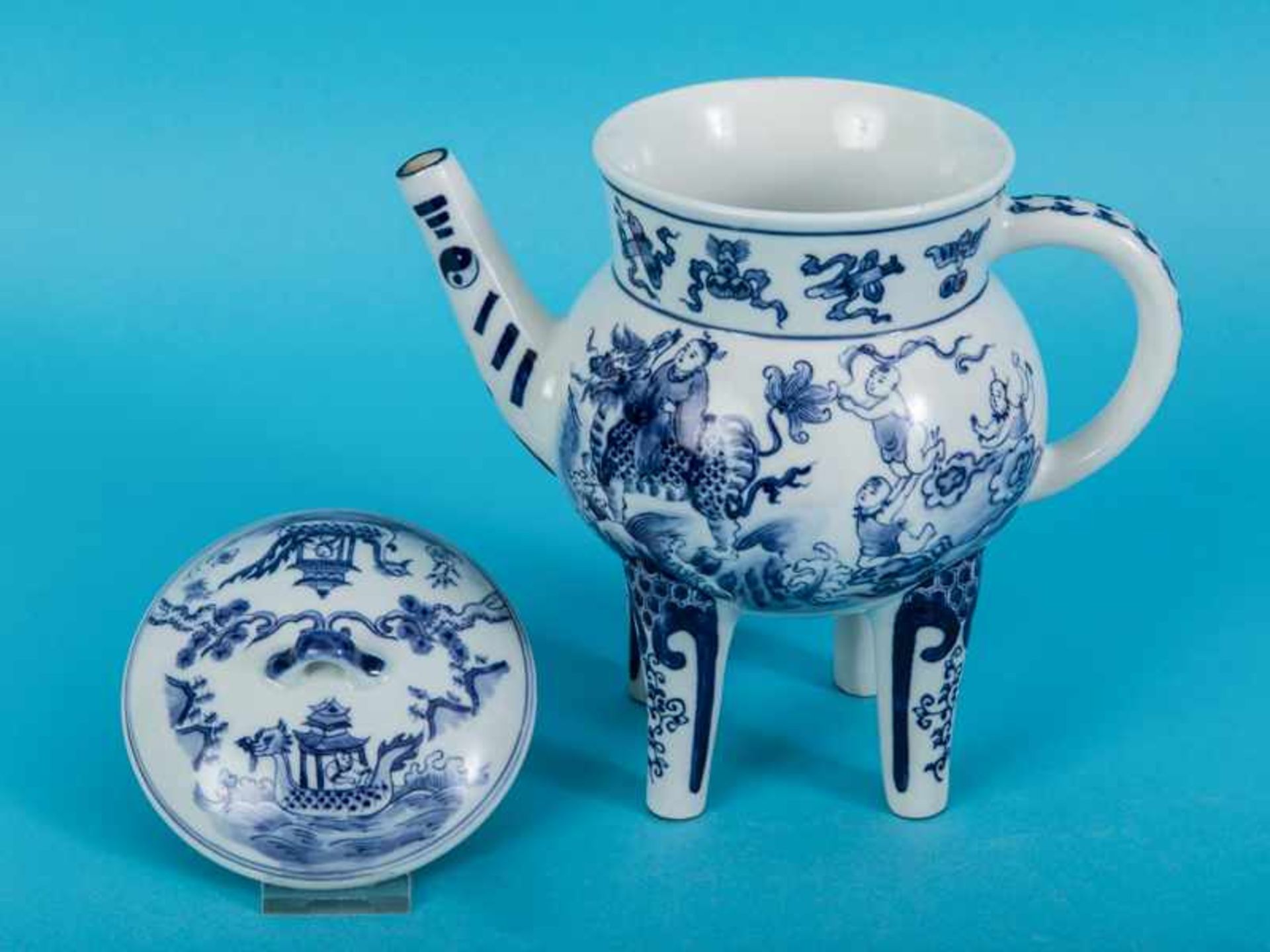 Teekanne im Qianlong-Stil, China, 20. Jh. Porzellan, matt weiß glasiert mit unter Glasur blauer - Bild 5 aus 9