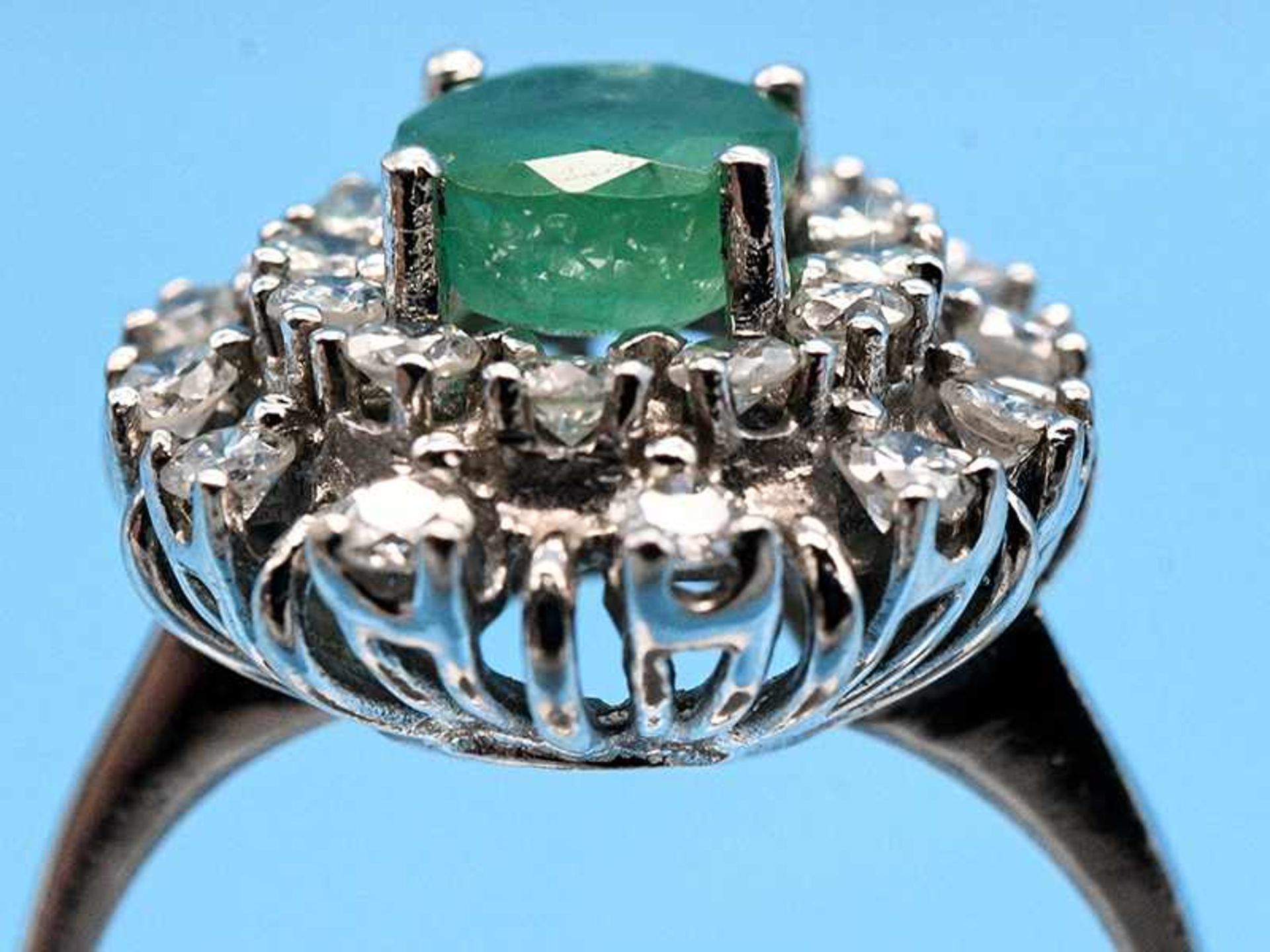 Ring mit Smaragd und 24 Brillanten, zusammen ca. 0,70 ct, 90- er Jahre 585/- Weißgold. Gesamtgewicht - Bild 2 aus 4