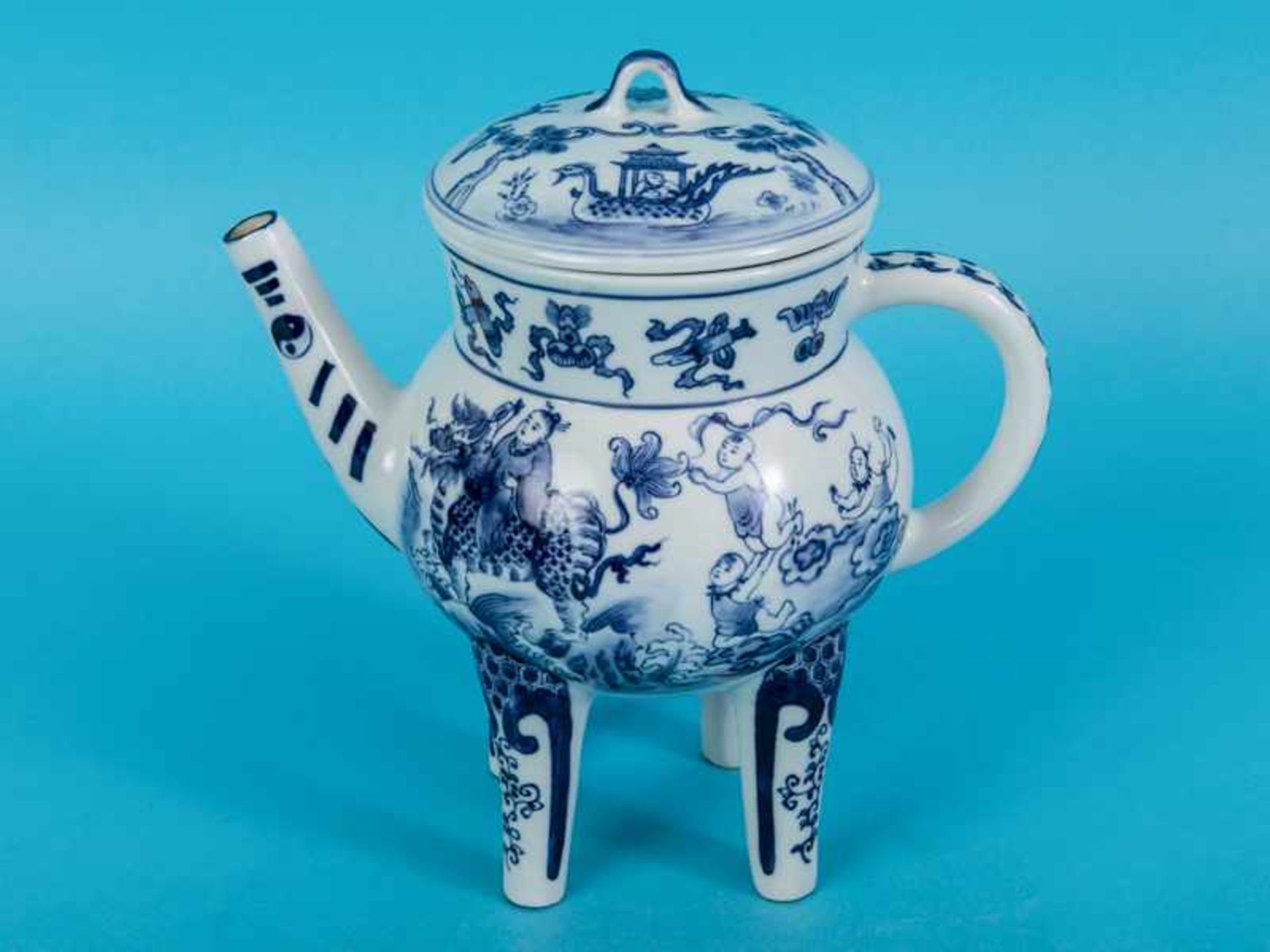 Teekanne im Qianlong-Stil, China, 20. Jh. Porzellan, matt weiß glasiert mit unter Glasur blauer - Image 2 of 9