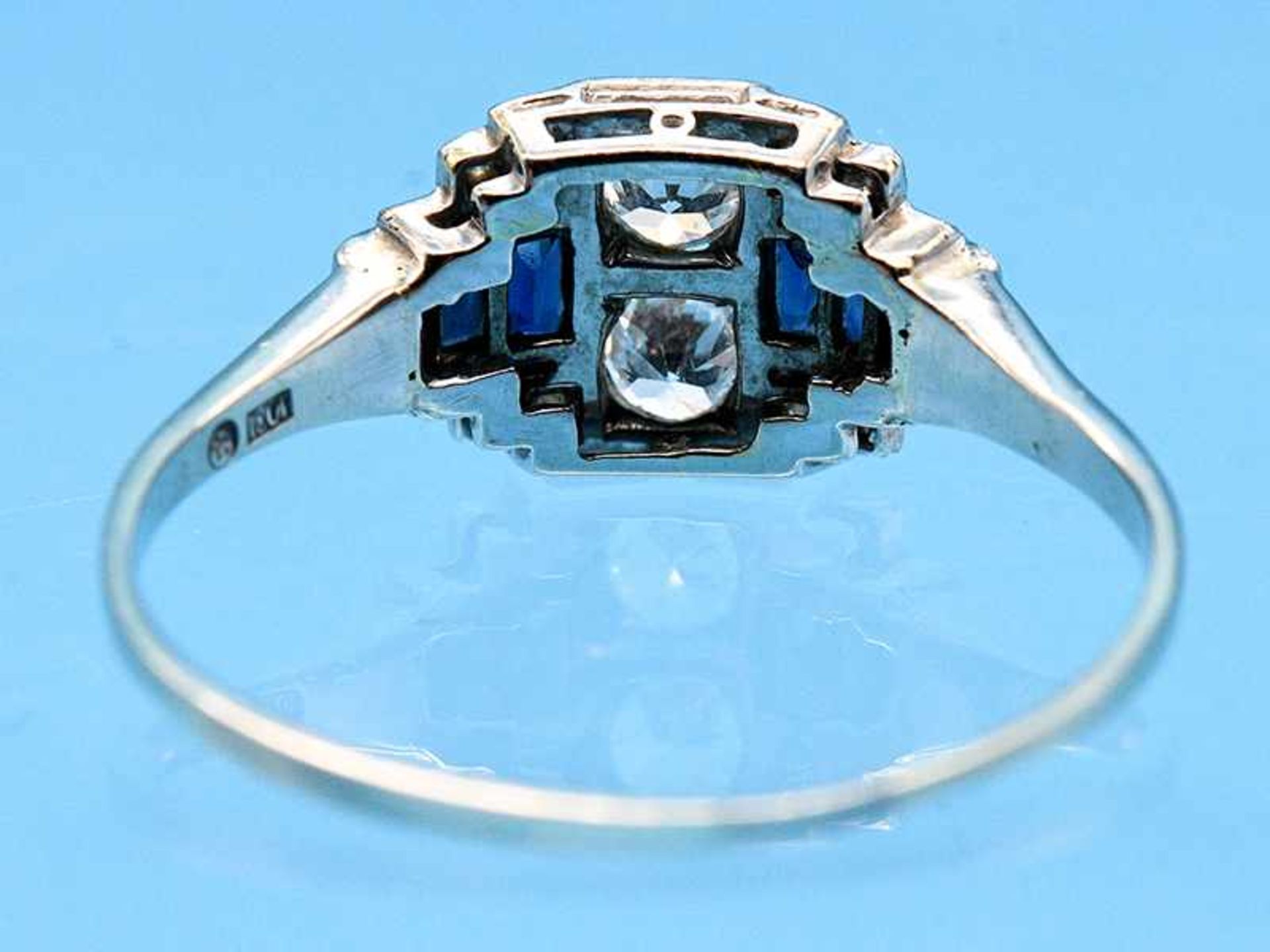 Ring mit Saphir-Carrées, Achtkant-Diamant und Altschliff-Diamanten, zusammen ca. 0,46 ct, Art Deco - Image 5 of 5