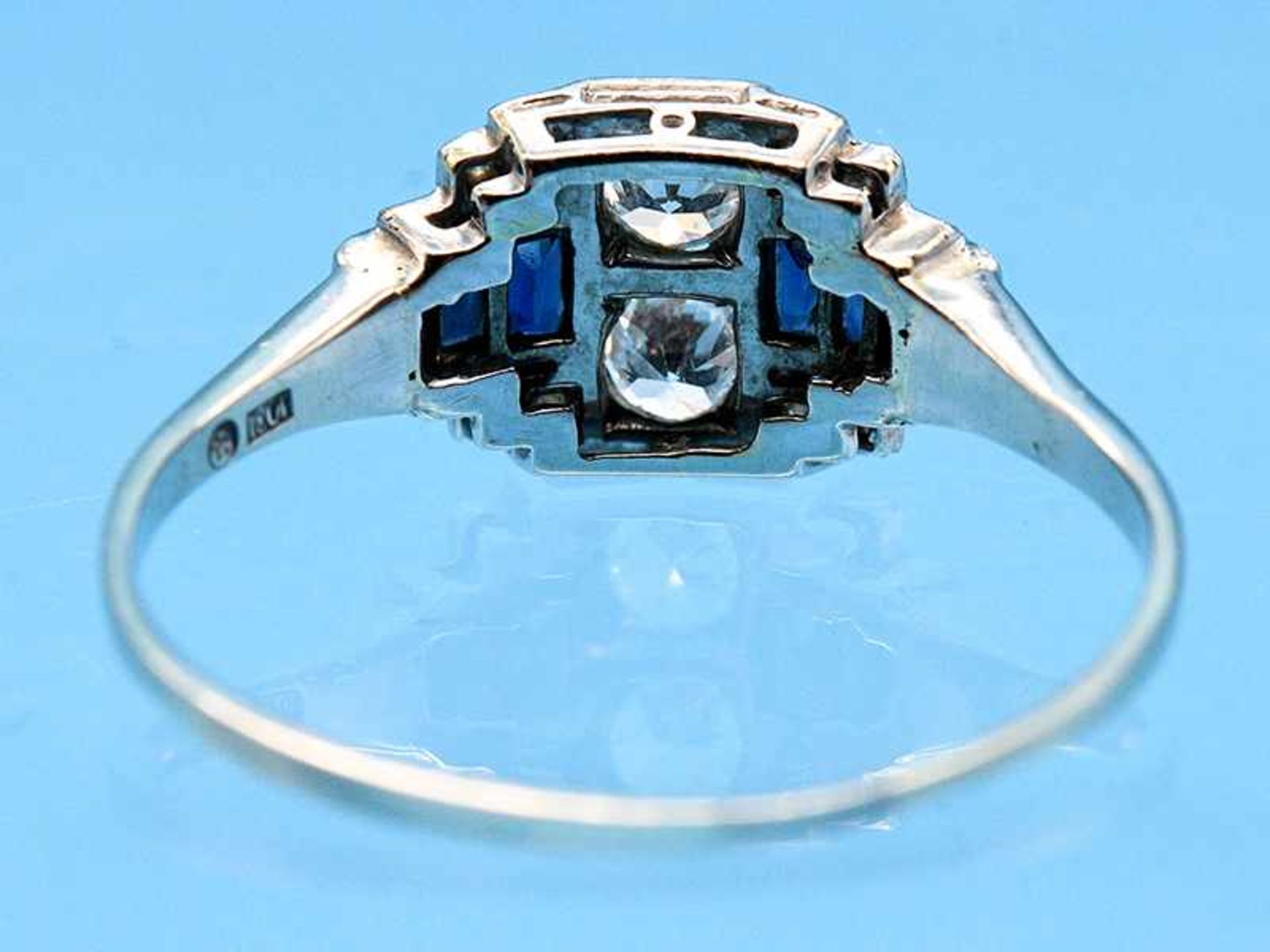 Ring mit Saphir-Carrées, Achtkant-Diamant und Altschliff-Diamanten, zusammen ca. 0,46 ct, Art Deco - Bild 5 aus 5