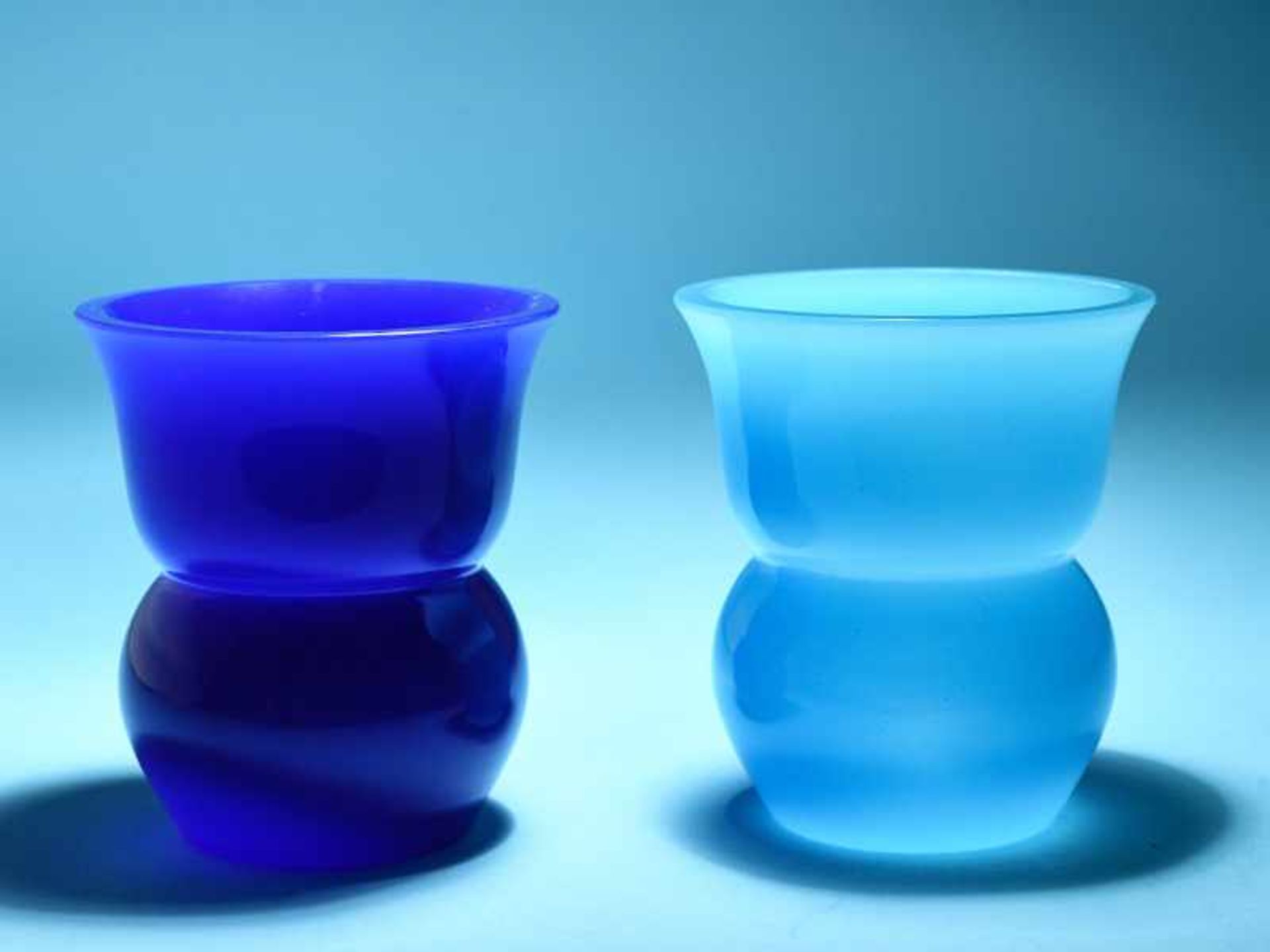 2 Vasen "Cenedese", Murano, 1970er Jahre Leuchtend dunkelblaues und hellblaues opakes dickwandiges