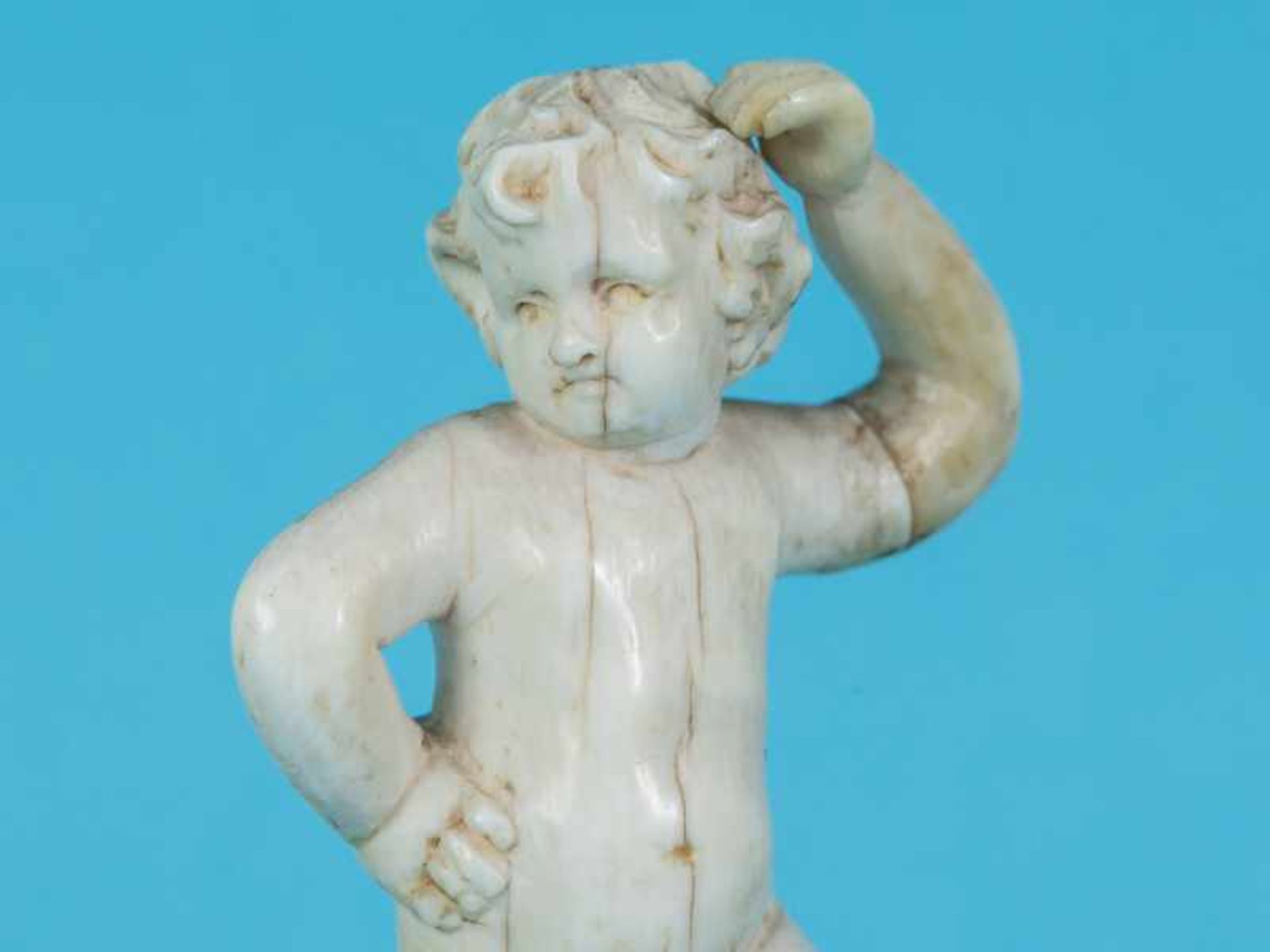 Barocke Putto-Statuette, vermutlich Süddeutschland, wohl 17./18. Jh. Figürliche Elfenbeinschnitzerei - Bild 2 aus 8