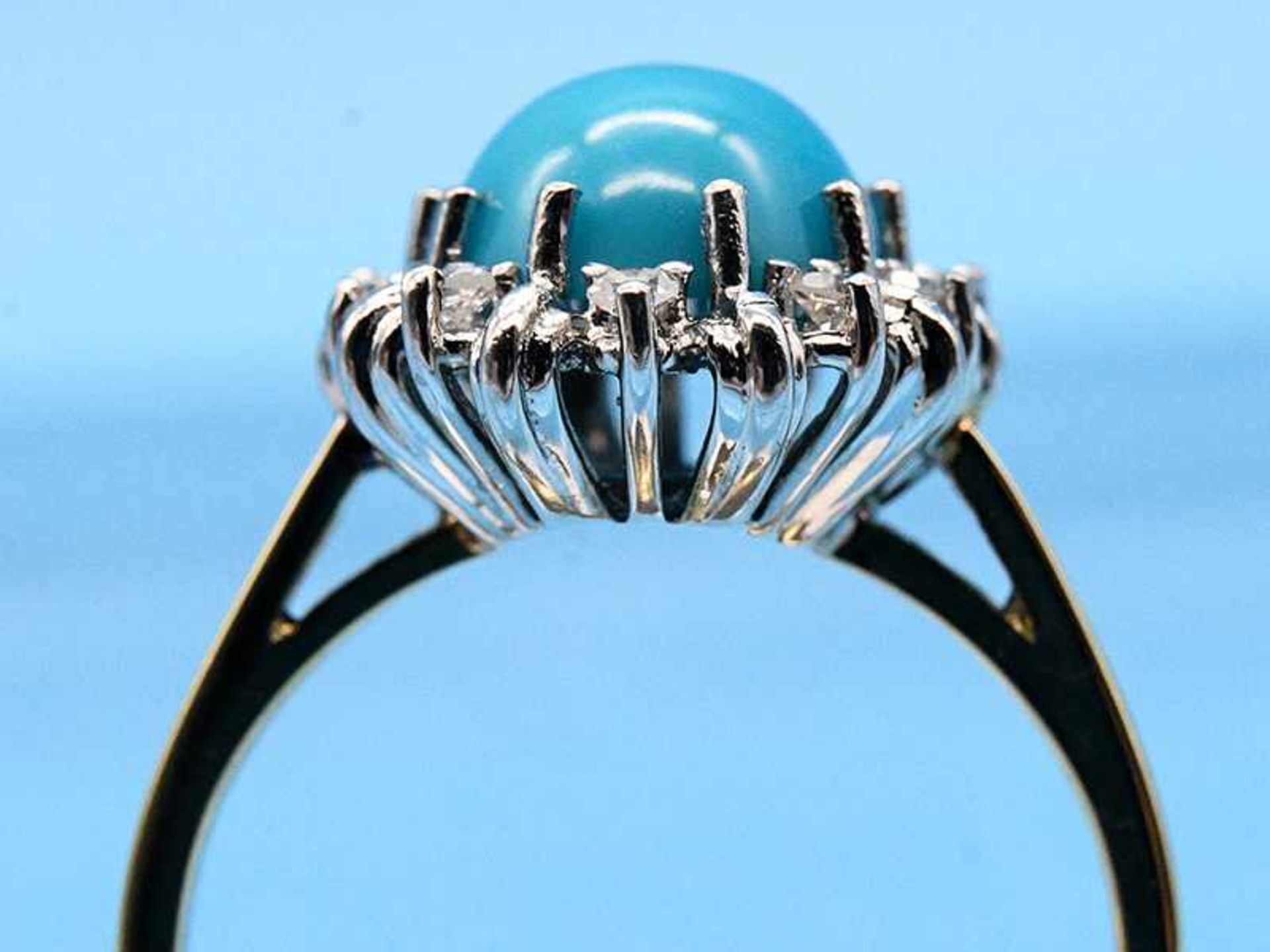 Ring mit Türkis-Cabochon und 10 Brillanten, zusammen ca. 0,2 ct, 20-er Jahre 585/- Gelb- und - Bild 2 aus 4