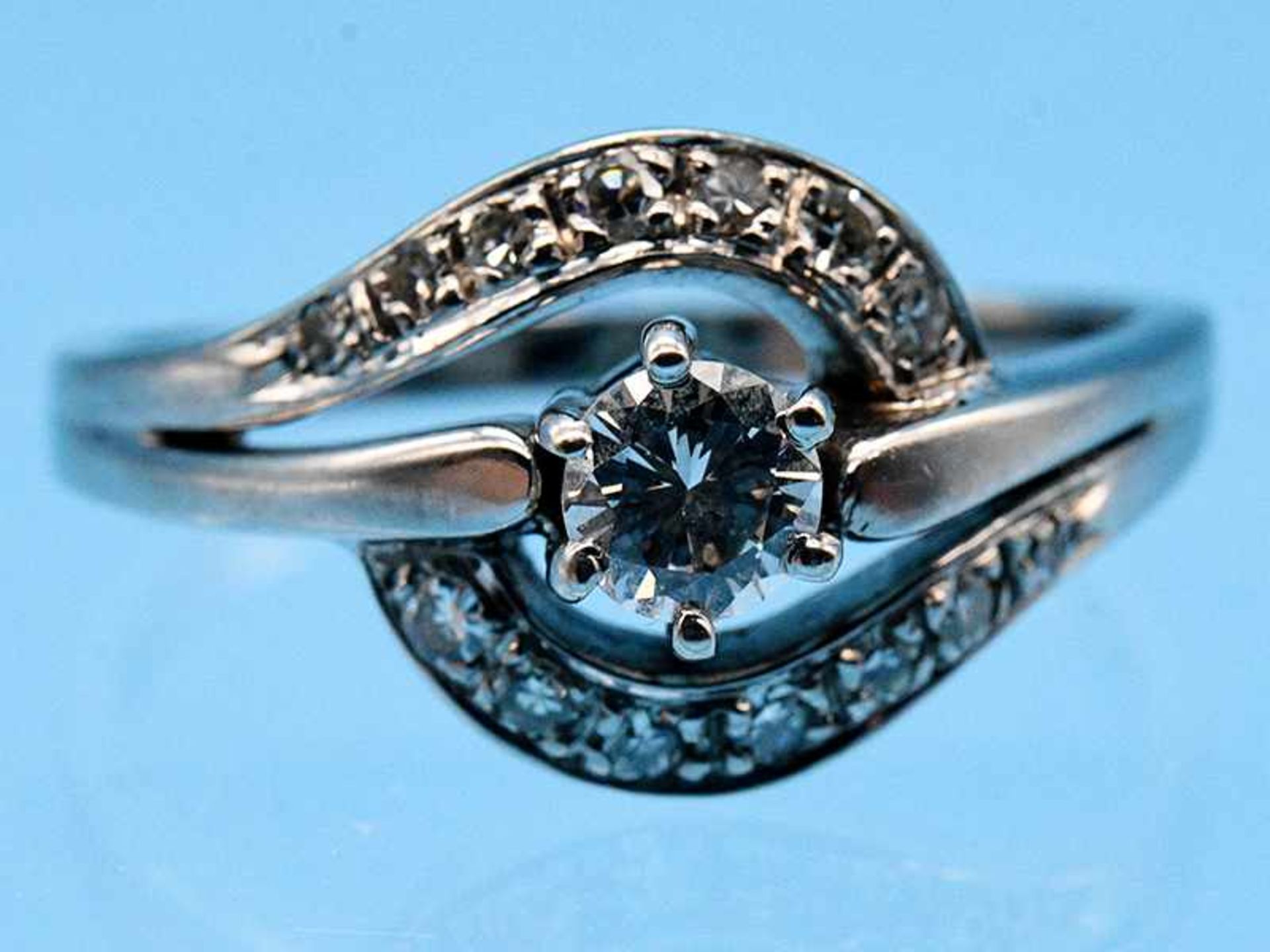 Ring mit Brillant und 14 Achtkant-Diamanten, zusammen ca. 0,4 ct, 70- er Jahre 585/- Weißgold.