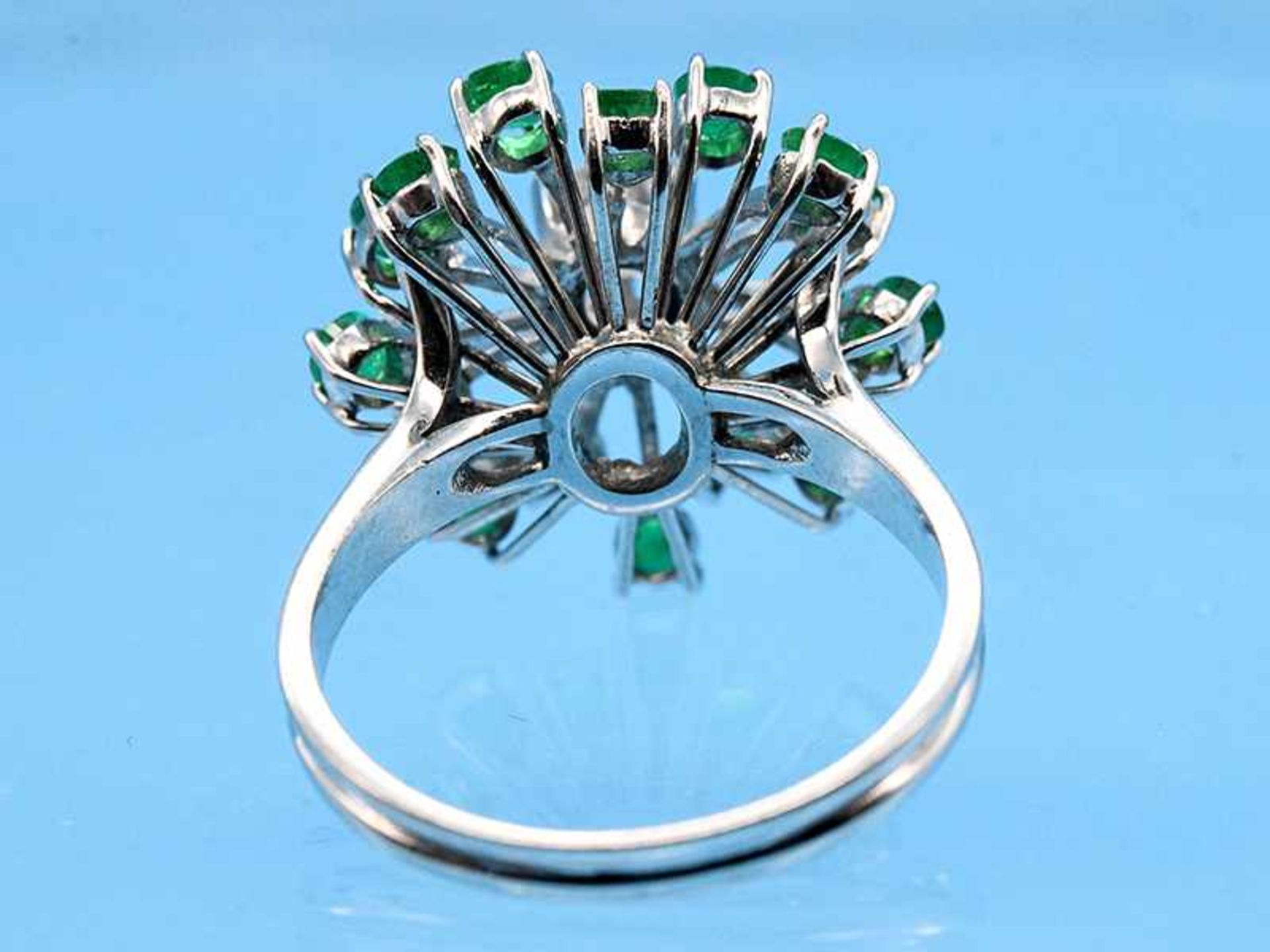 Ring mit Brillant ca. 0,42 ct und 16 Smaragden, zusammen ca. 1,36 ct, 90- er Jahre 750/- Weißgold. - Image 5 of 5