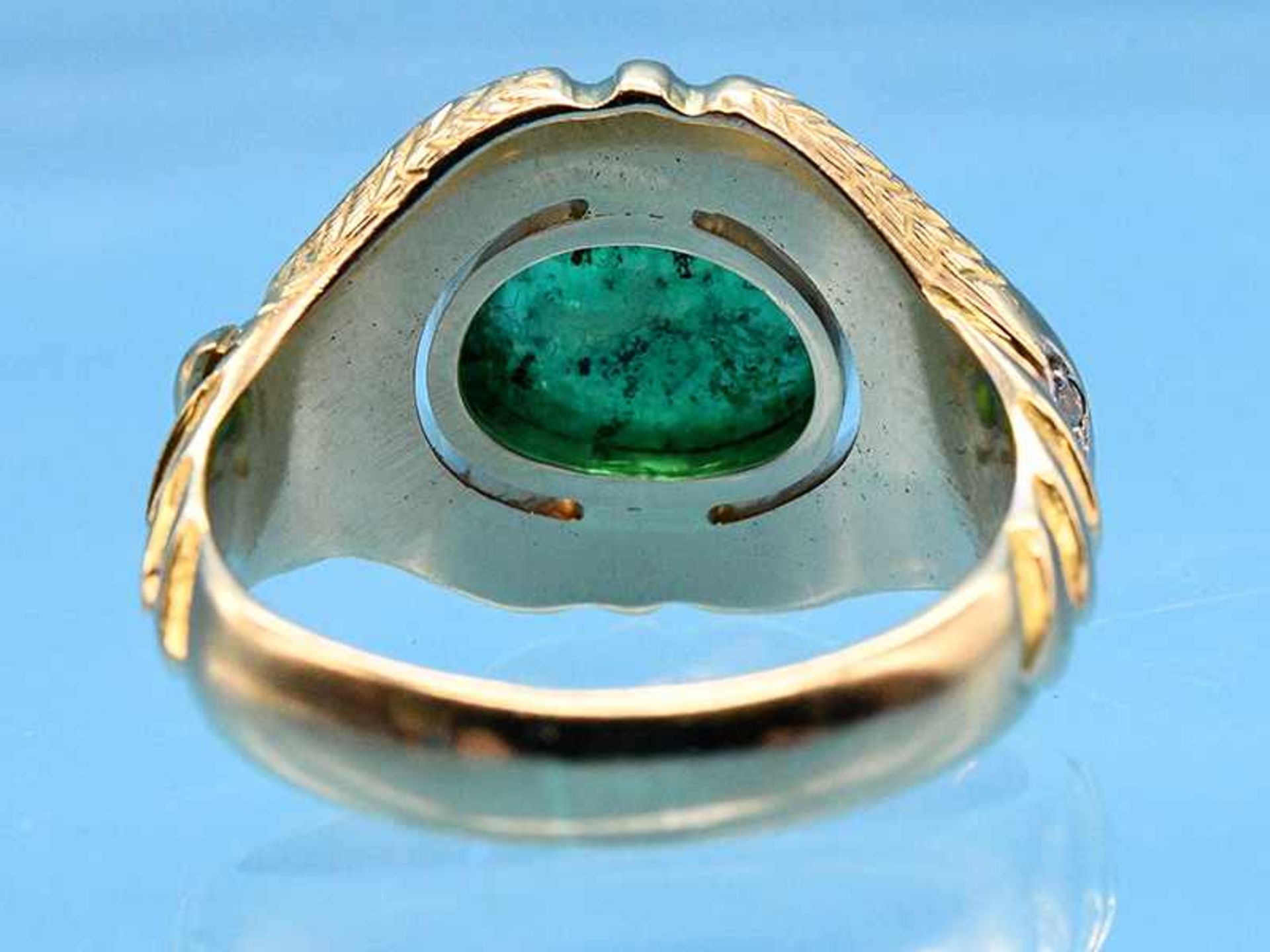 Ring mit Smaragd-Cabochon 3,86 ct und 4 kleinen Diamant-Rosen, um 1900 585/- Gelbgold. Gesamtgewicht - Bild 5 aus 5