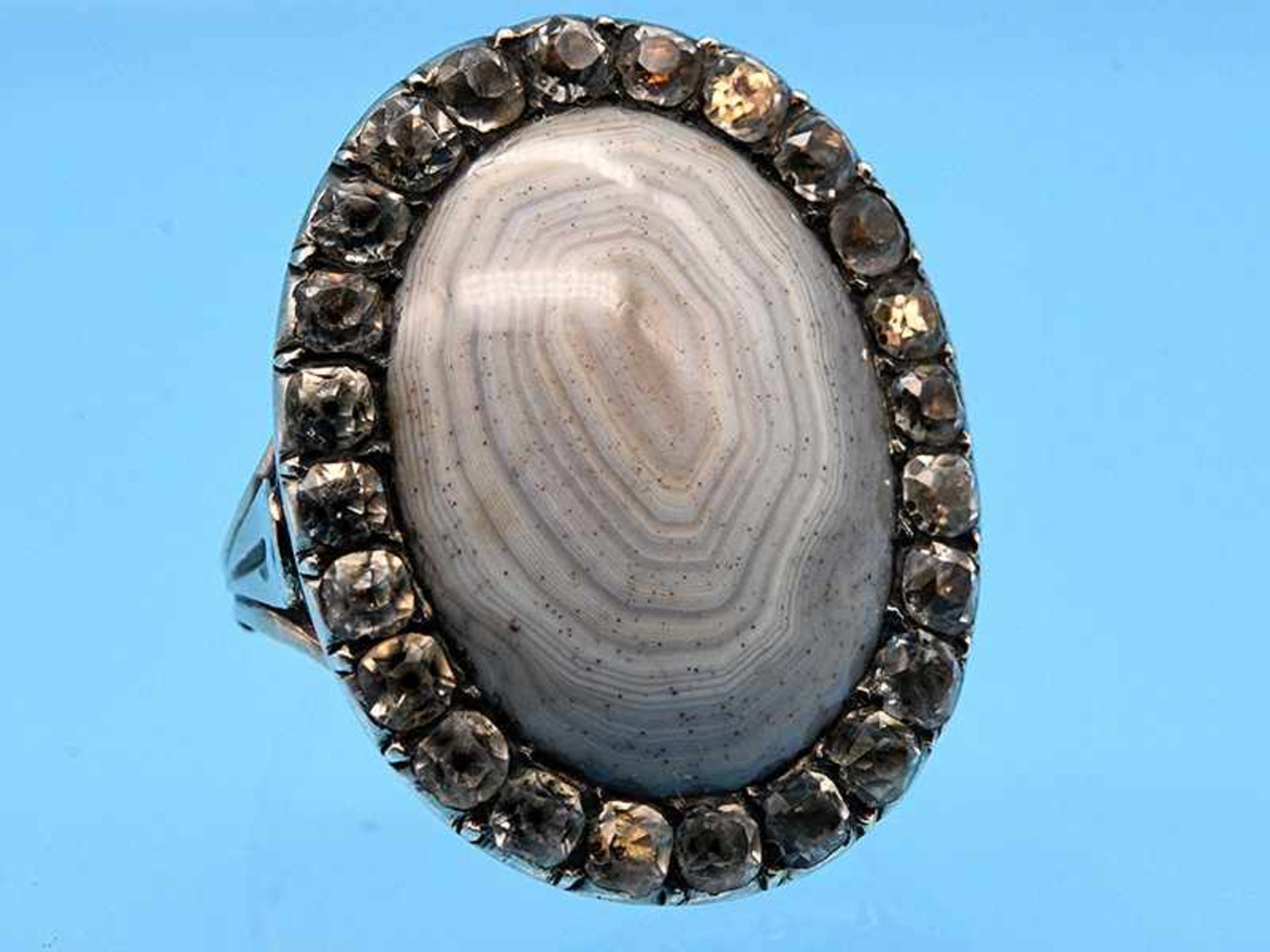 Antiker Ring mit Streifenachat-Cabochon und Bergkristall, England 19. Jh. Silber vergoldet.