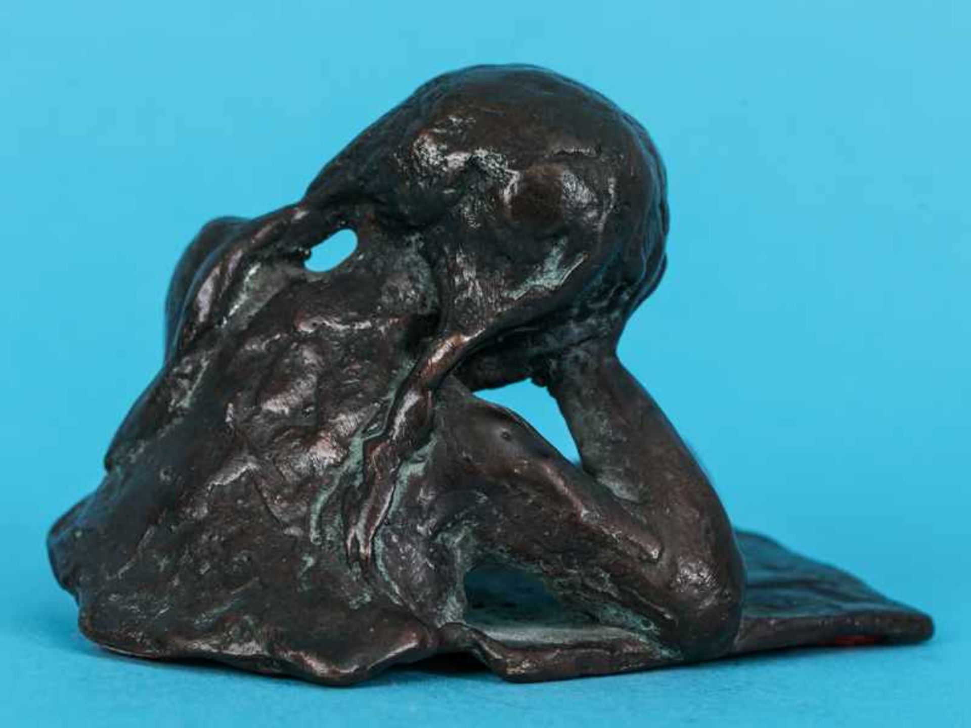 Kleinplastik "Lesendes Mädchen mit Buch", 2. Hälfte 20. Jh. Bronze, dunkelbraunfarbig patiniert; ein - Image 3 of 7