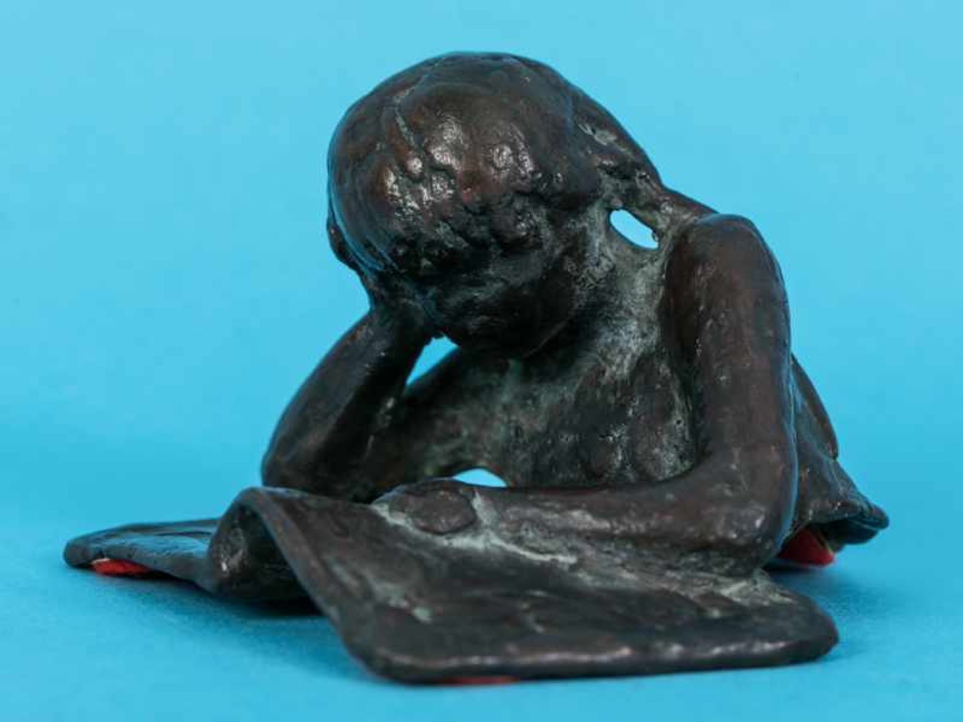 Kleinplastik "Lesendes Mädchen mit Buch", 2. Hälfte 20. Jh. Bronze, dunkelbraunfarbig patiniert; ein - Image 5 of 7