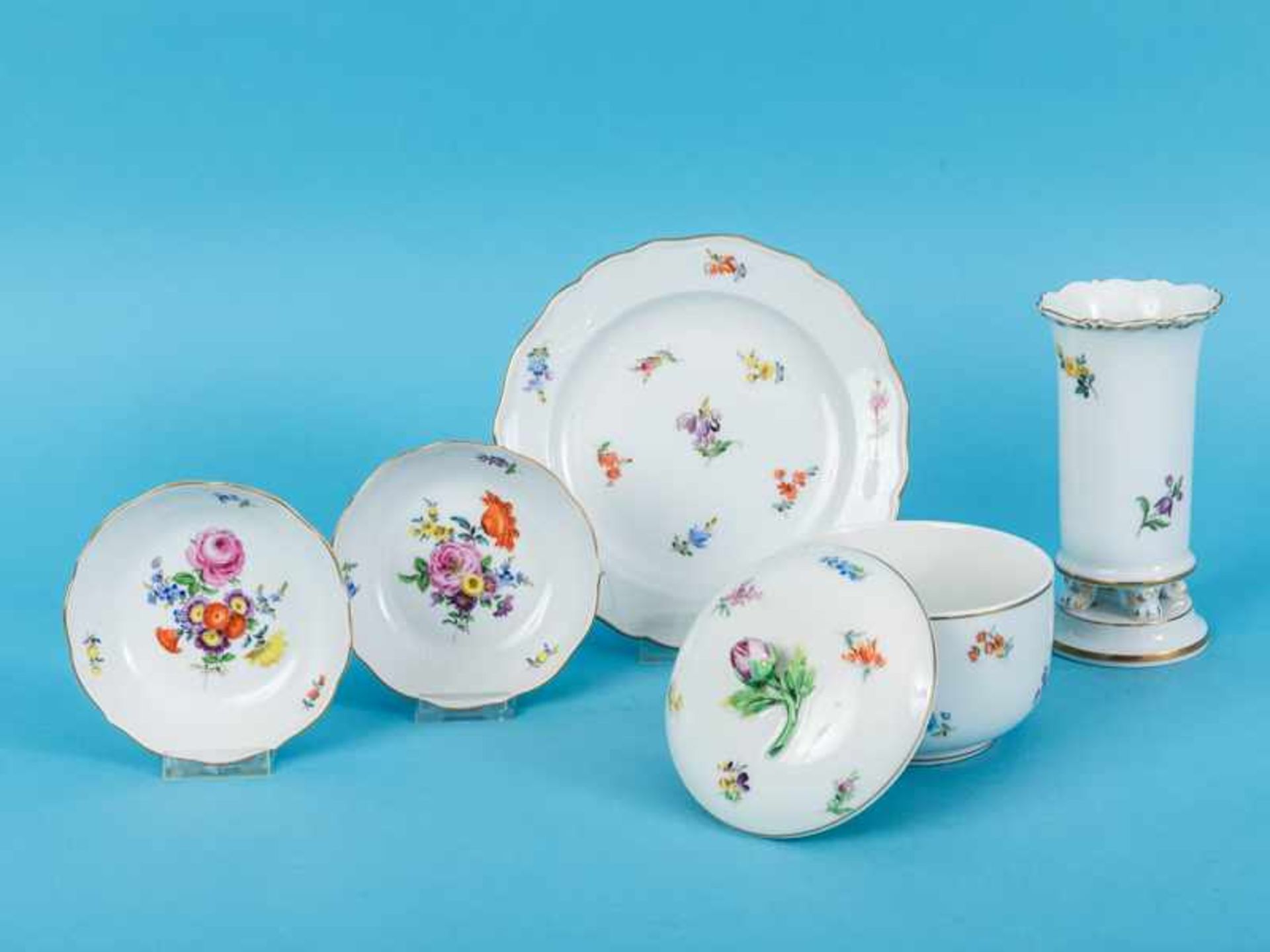 Zuckerdose, Teller, Vase + Paar Unterschalen "Streublumen"/"Deutsche Blume", Meissen, um 1900/20. - Bild 2 aus 3