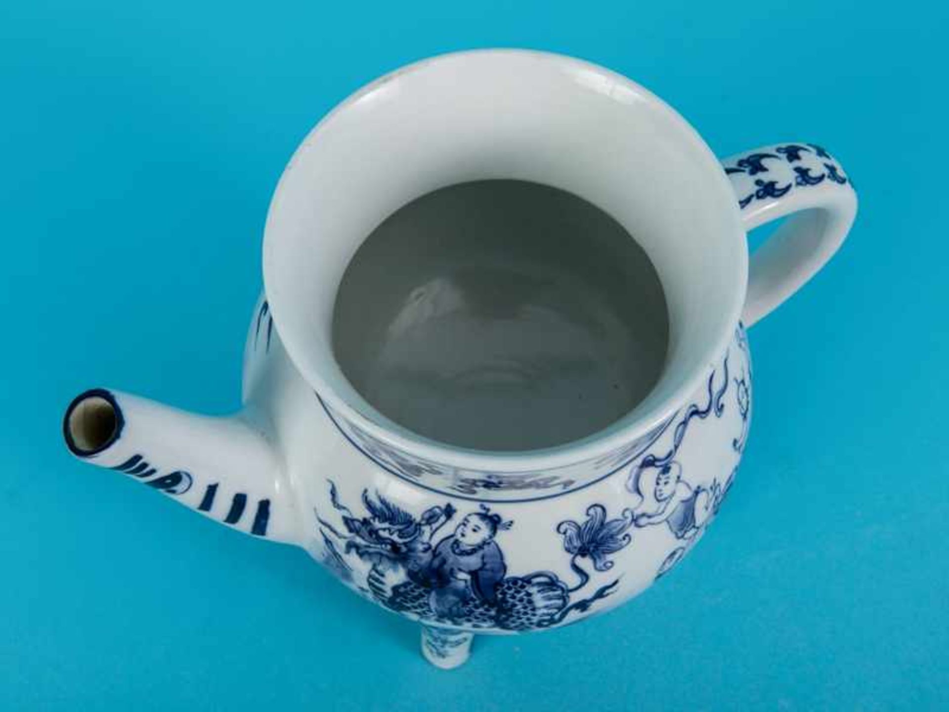 Teekanne im Qianlong-Stil, China, 20. Jh. Porzellan, matt weiß glasiert mit unter Glasur blauer - Bild 6 aus 9