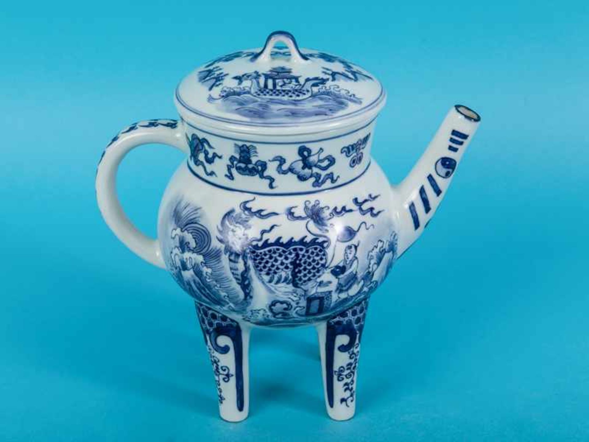 Teekanne im Qianlong-Stil, China, 20. Jh. Porzellan, matt weiß glasiert mit unter Glasur blauer