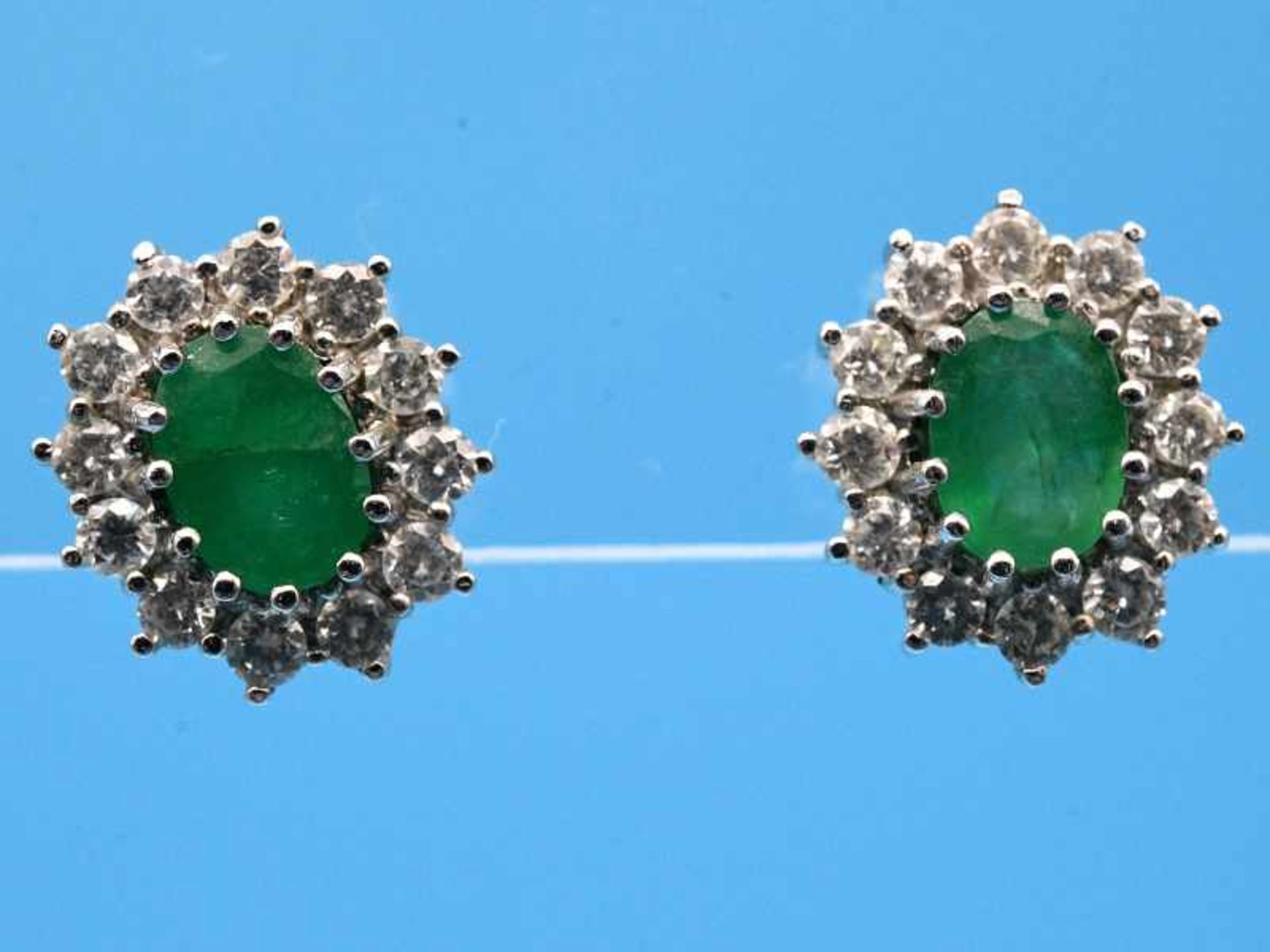 Paar Ohrstecker mit Smaragden und 24 Diamanten, zusammen ca. 0,85 ct, 80- er Jahre 585/- Weißgold.