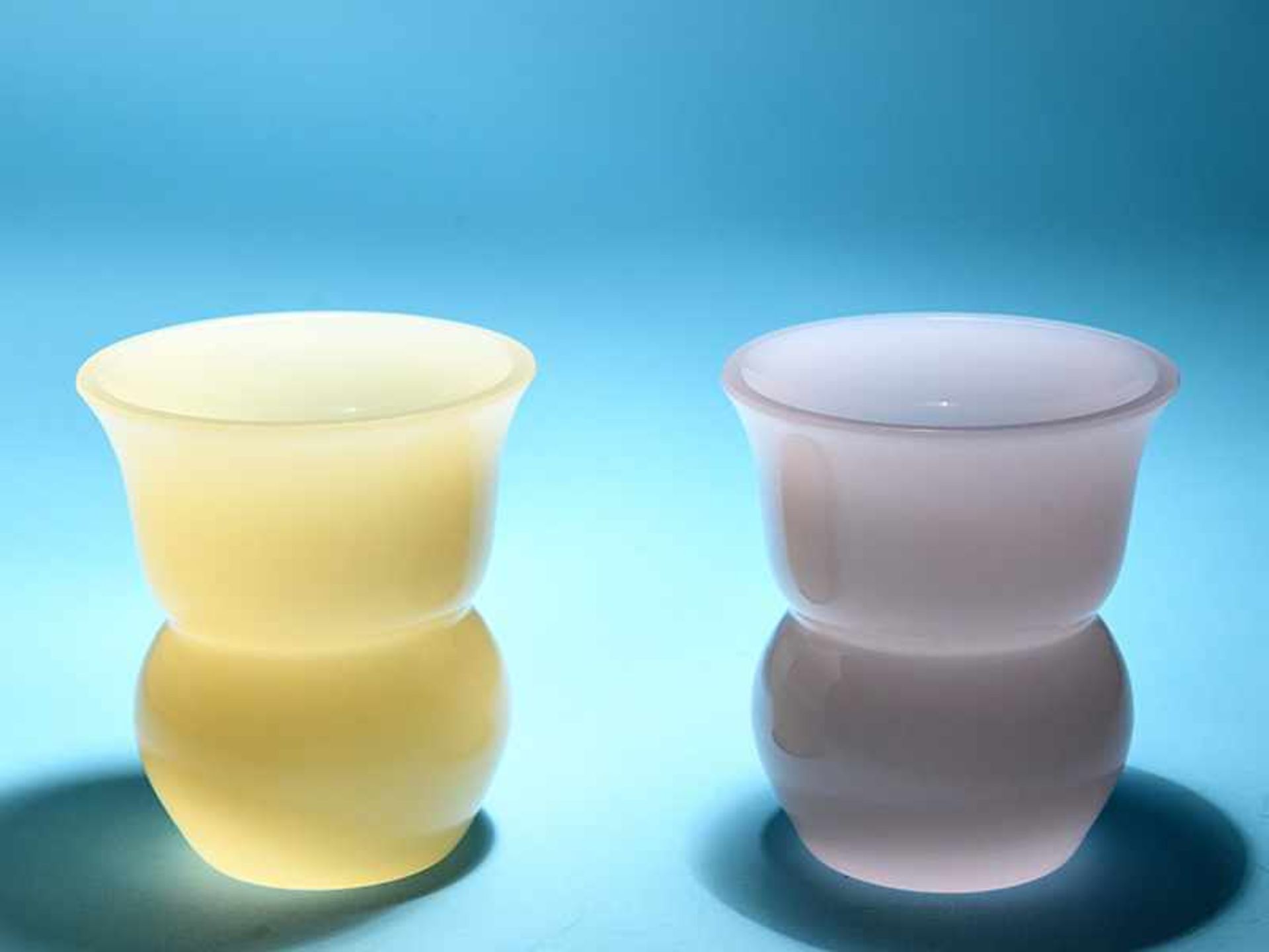 2 Vasen "Cenedese", Murano , 1970er Jahre Opakes dickwandiges Glas in Hellockergelb und