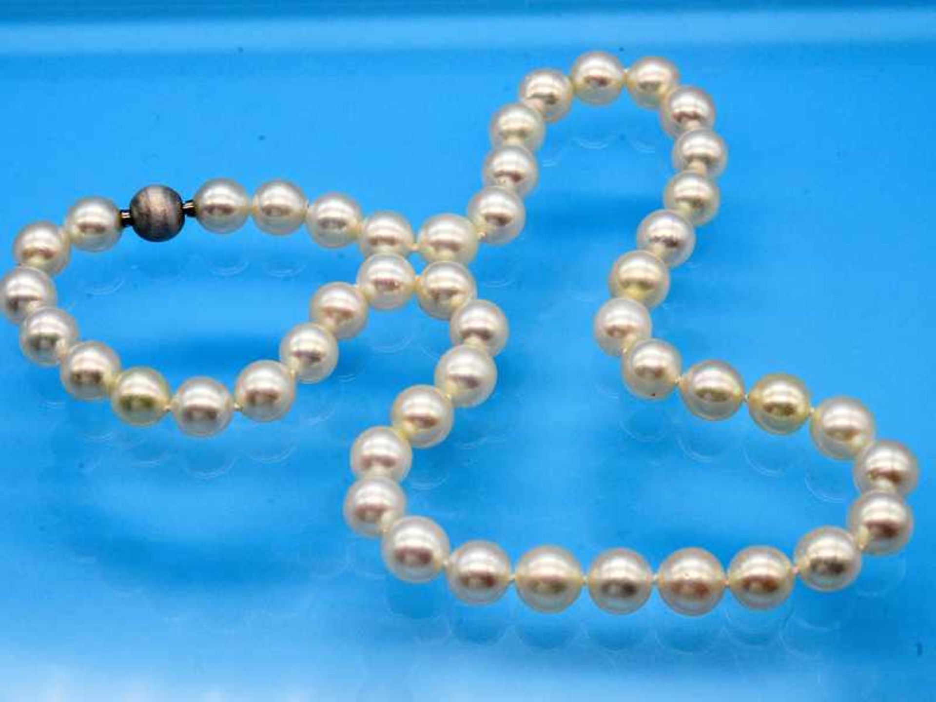 Akoja-Perlenkette mit Kugelschloss, 20. Jh. Weißgoldenes Kugelschloss 750/-, im Durchmesser ca. 8 - Bild 2 aus 2