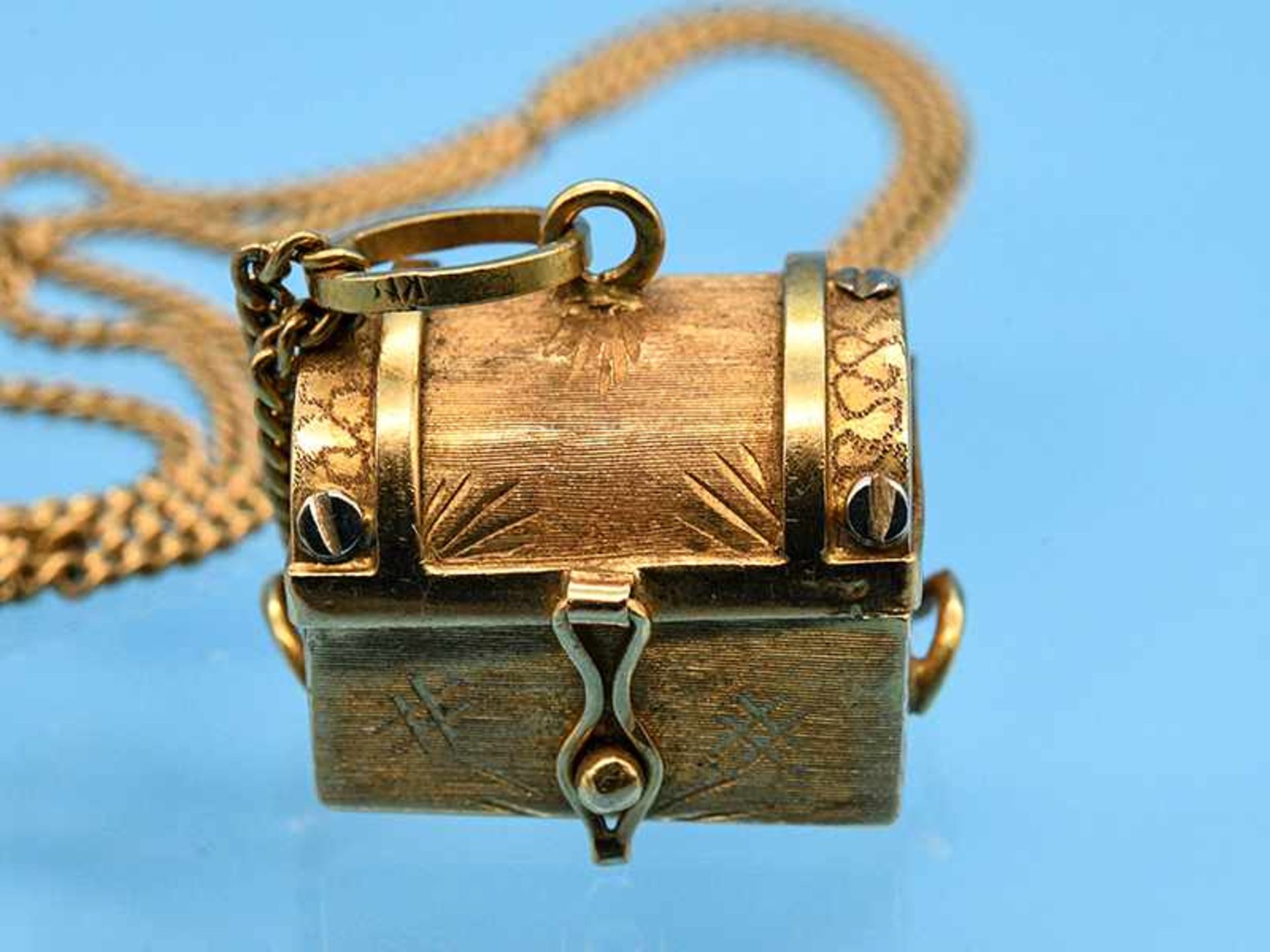 Anhänger "Schatztruhe" mit Akoja-Perle und Collierkette, 80- er Jahre 750/- Gelbgold. 18,9 g.
