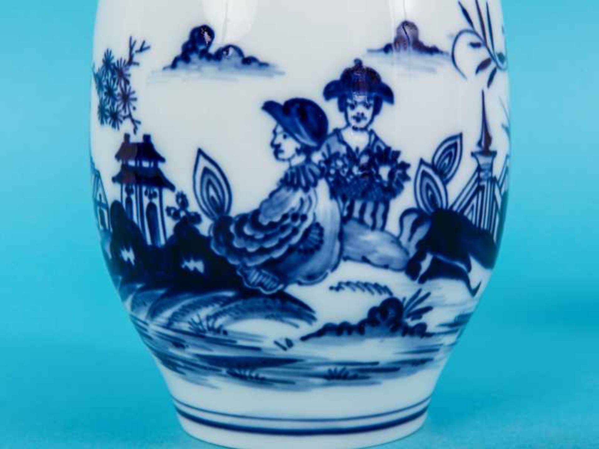 Paar Vasen mit verschiedenen Blaudekoren, Meissen, 20. Jh. Weißporzellan mit unter Glasur blauen - Image 3 of 6