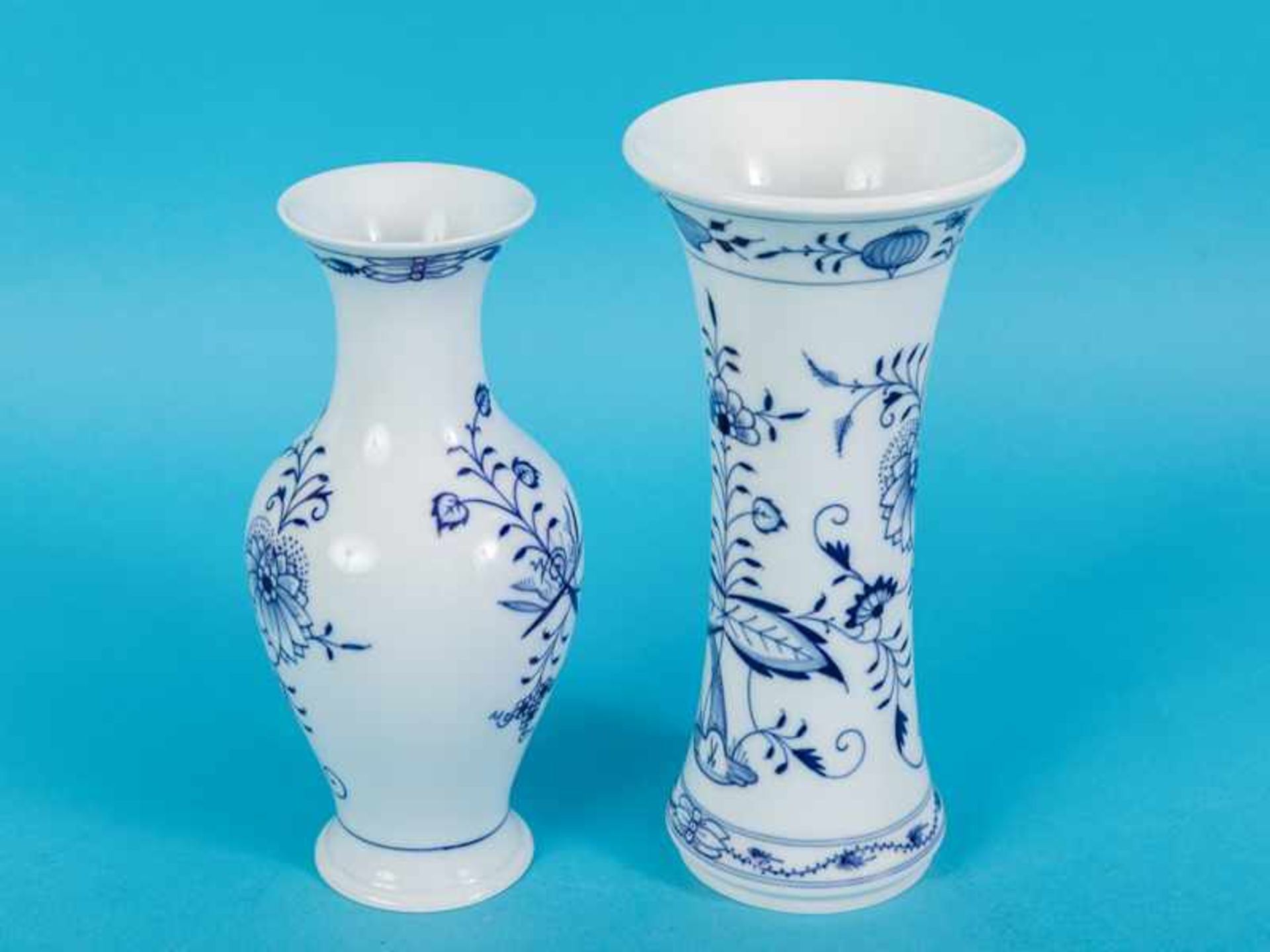 2 verschiedene Vasen, "Zwiebelmuster", Meissen, 20. Jh. Weißporzellan mit unter Glasur blauer " - Bild 6 aus 7