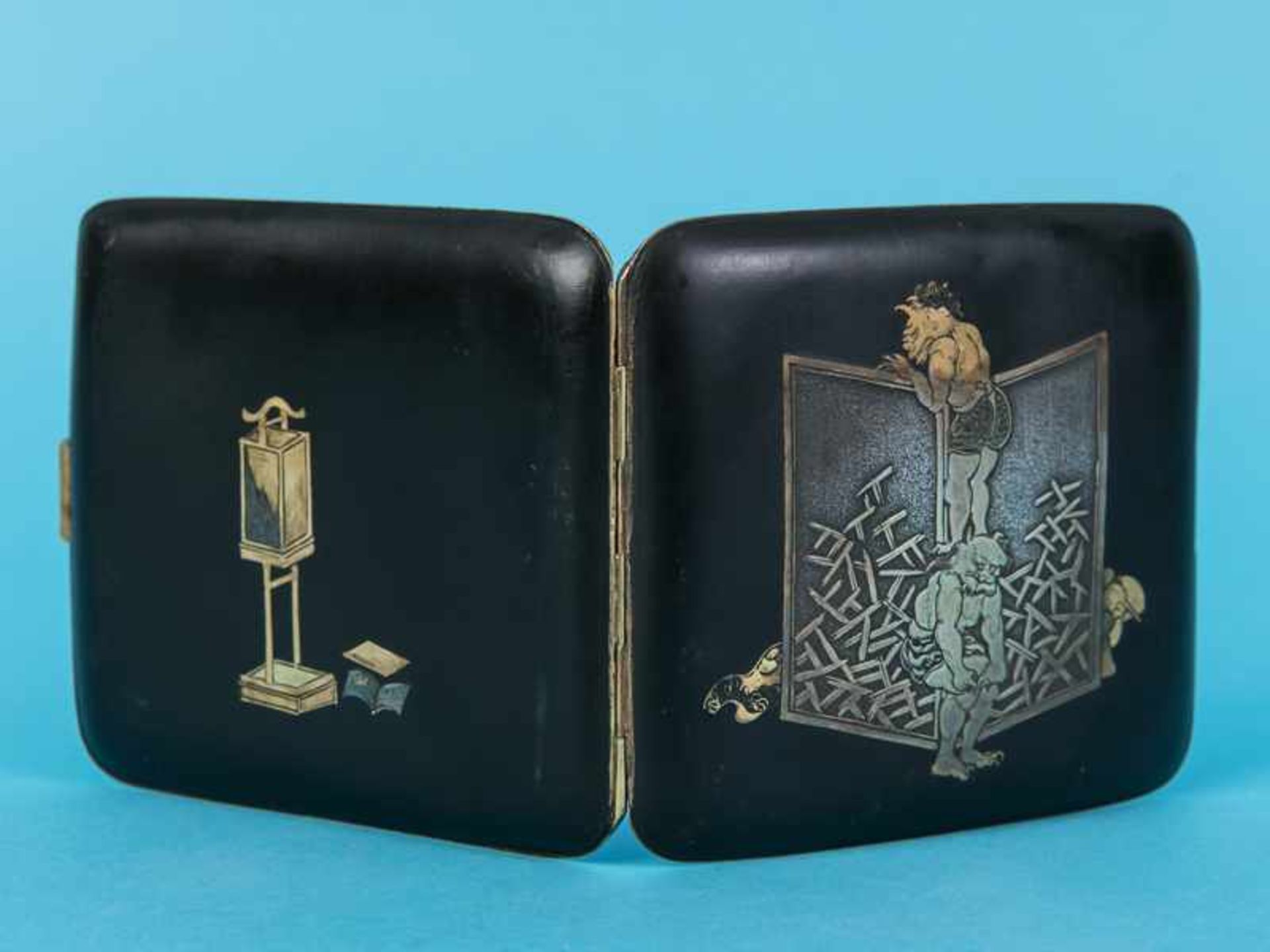Zigaretten-Etui mit Erotica-Motiven, Japan, späte Meiji-Periode (um 1900). Eisen, Gold- und