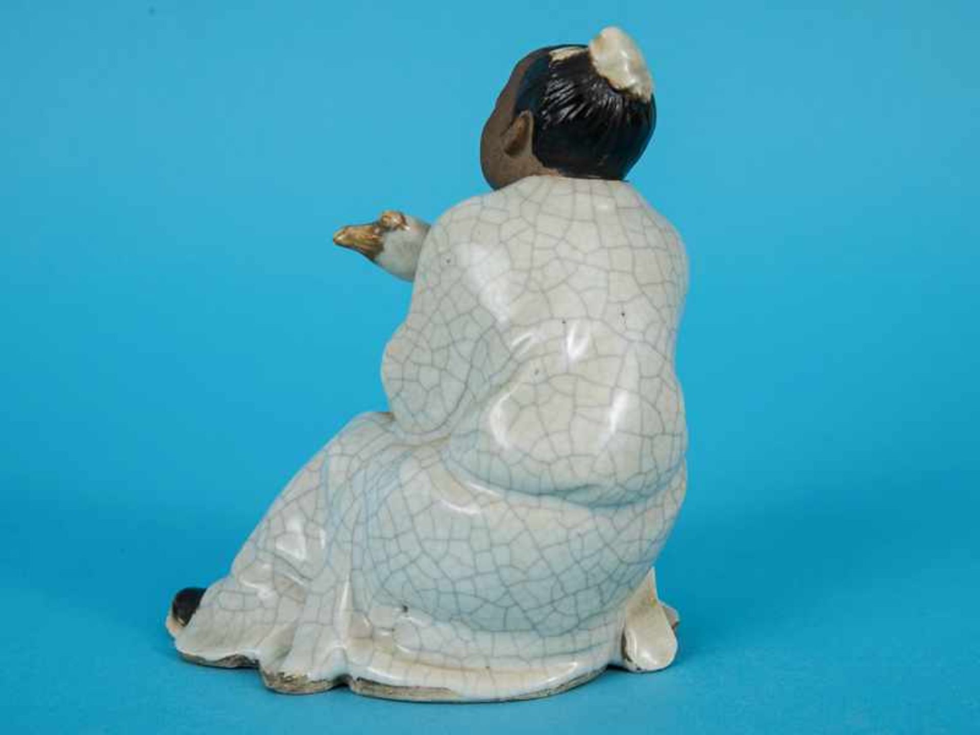 Figur "Asiate mit Gans", wohl 1920er Jahre. Teils matt glasierte und craqueliert glasierte Keramik - Image 5 of 7