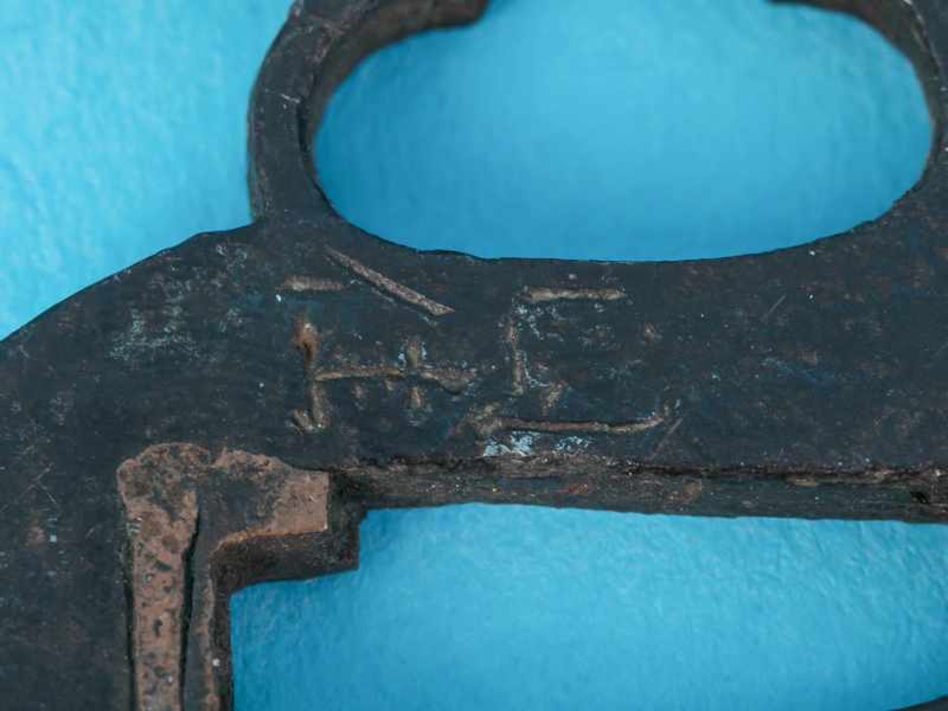 Tsuba, Japan, 17./18. Jh. Eisen/Stahl; in 5-passiger filigraner Lotusblütenform; signiert; - Bild 2 aus 3