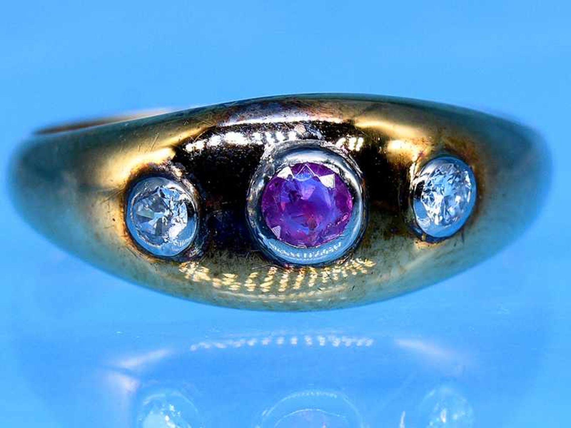 Bandring mit Rubin und 2 Brillanten, zusammen ca. 0,1 ct, 80- er Jahre 585/- Gelbgold. Gesamtgewicht