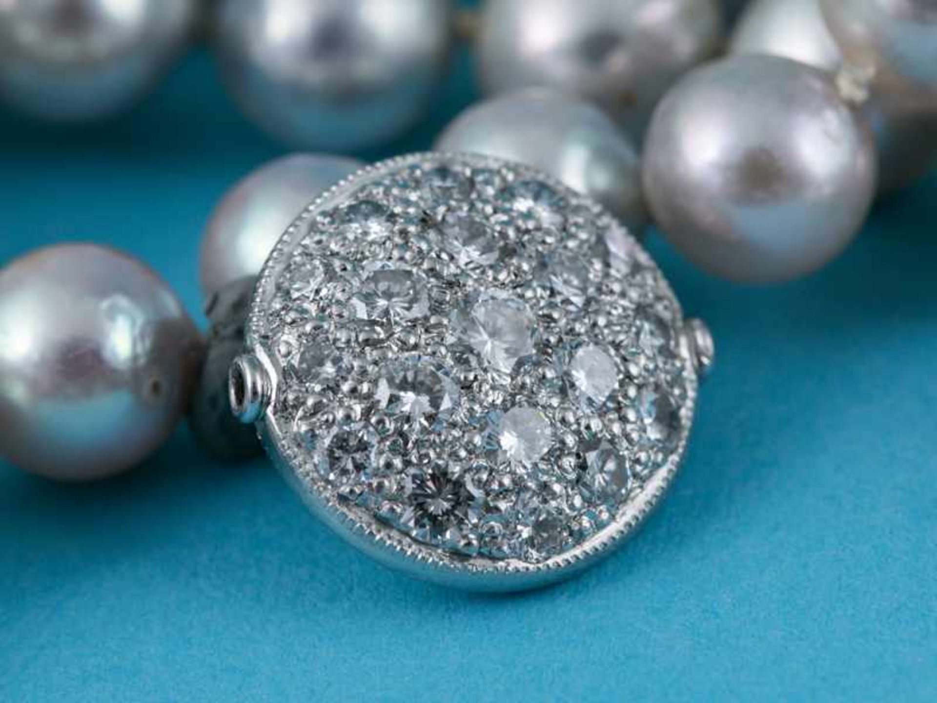 Lange Akoja-Perlenkette mit (ca. 38) Brillanten besetztem Zwischenteil, zusammen ca. 1,8 ct, 20. - Image 2 of 2
