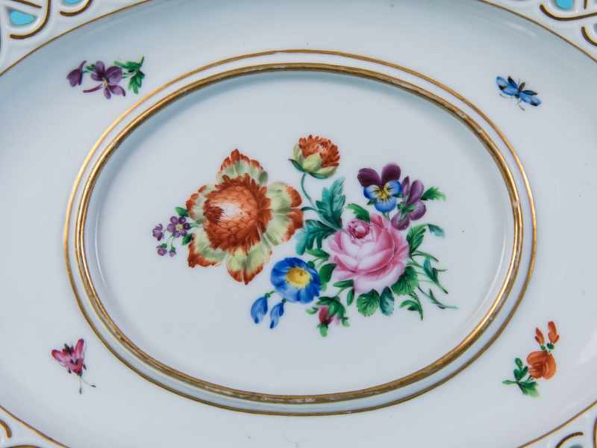 Korbschalen-Untersatz, Meissen, um 1850/60. Weißporzellan mit polychromer Floral- und - Image 3 of 5