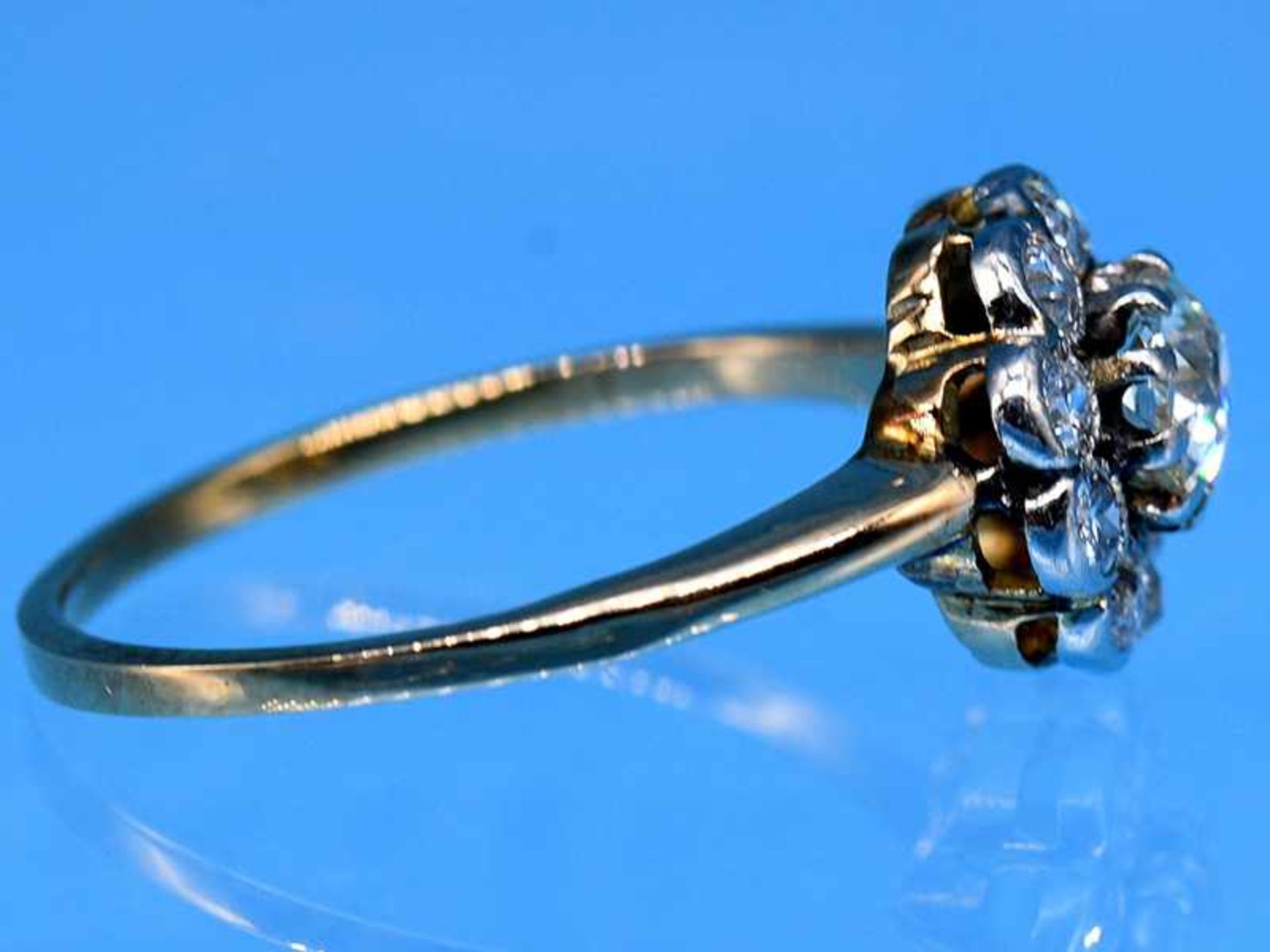 Ring mit Altschliff-Diamanten, zusammen ca. 0,8 ct, um 1900 585/- Gelbgold und Silber parkettiert. - Bild 3 aus 4